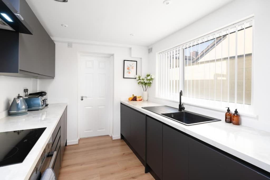 Perfect Modern 4 Bedroom In *