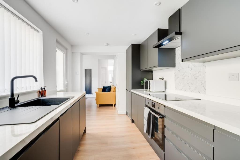 Perfect Modern 4 Bedroom In Liverpool