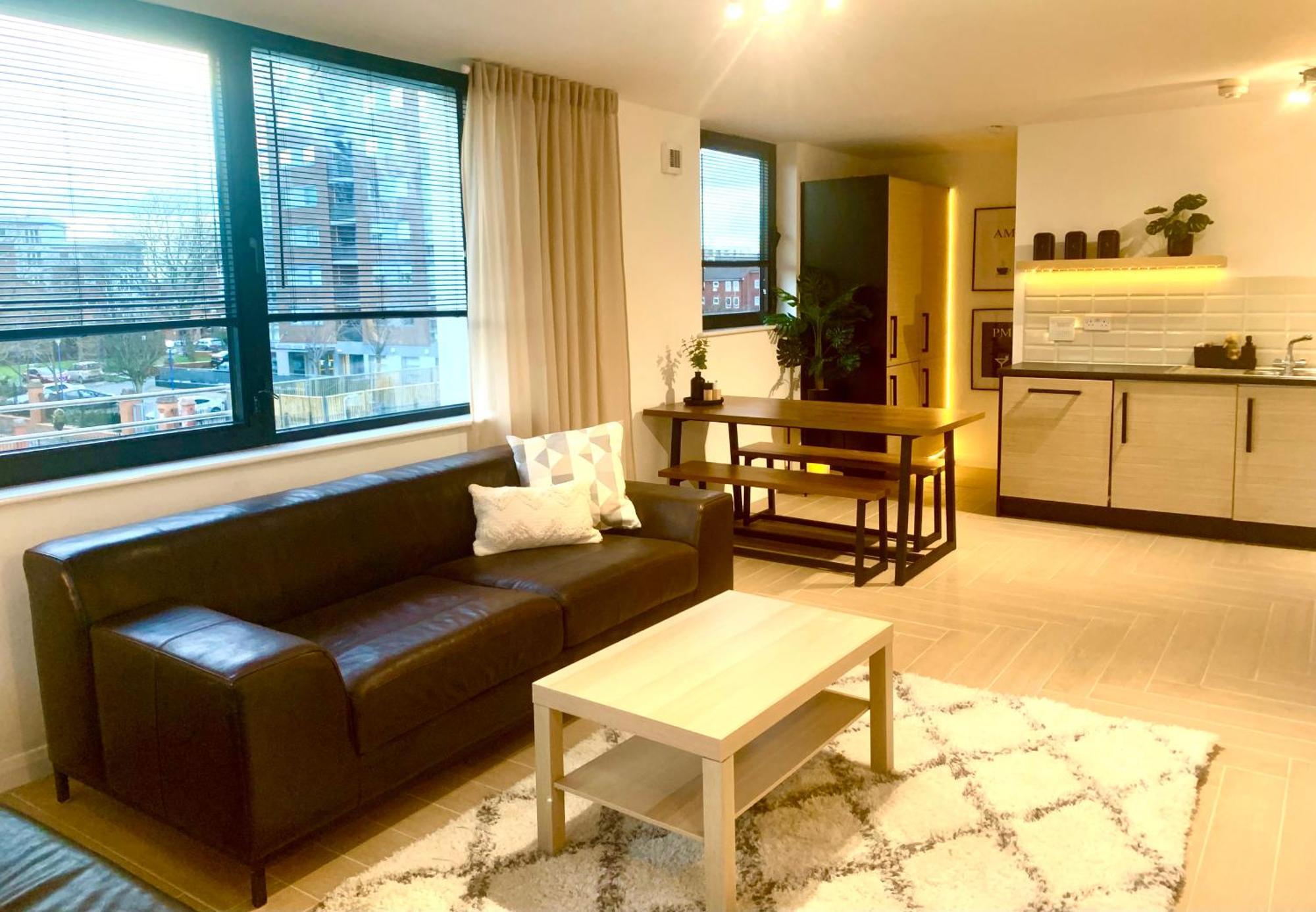 Large Stylish 3 Bedroom Centre Free Secure Parking * Liverpool