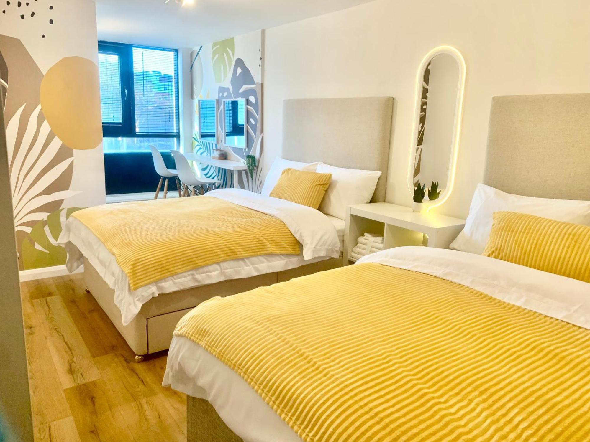 Apartment Large Stylish 3 Bedroom Centre Free Secure Parking *