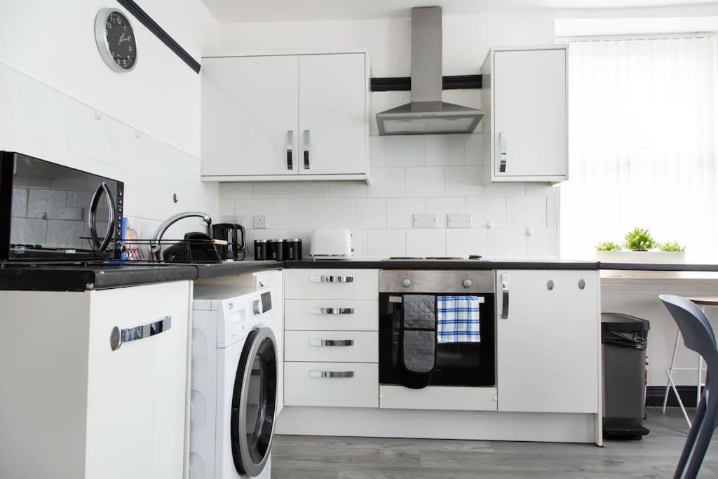 Bootle, Modern 1bed Ft Apartment *