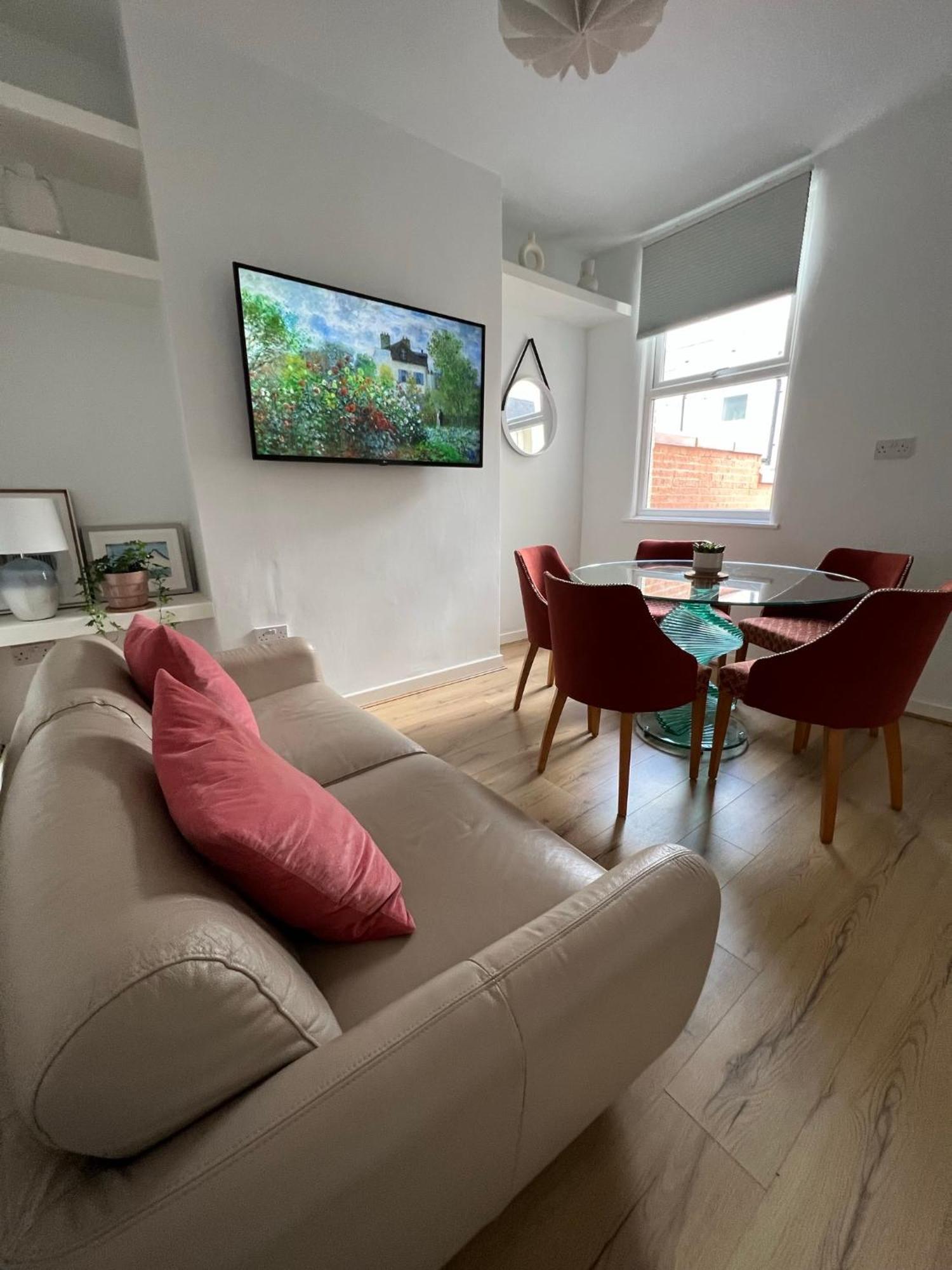 2025 Award Winner Peach House - 4 Bedrooms * Liverpool