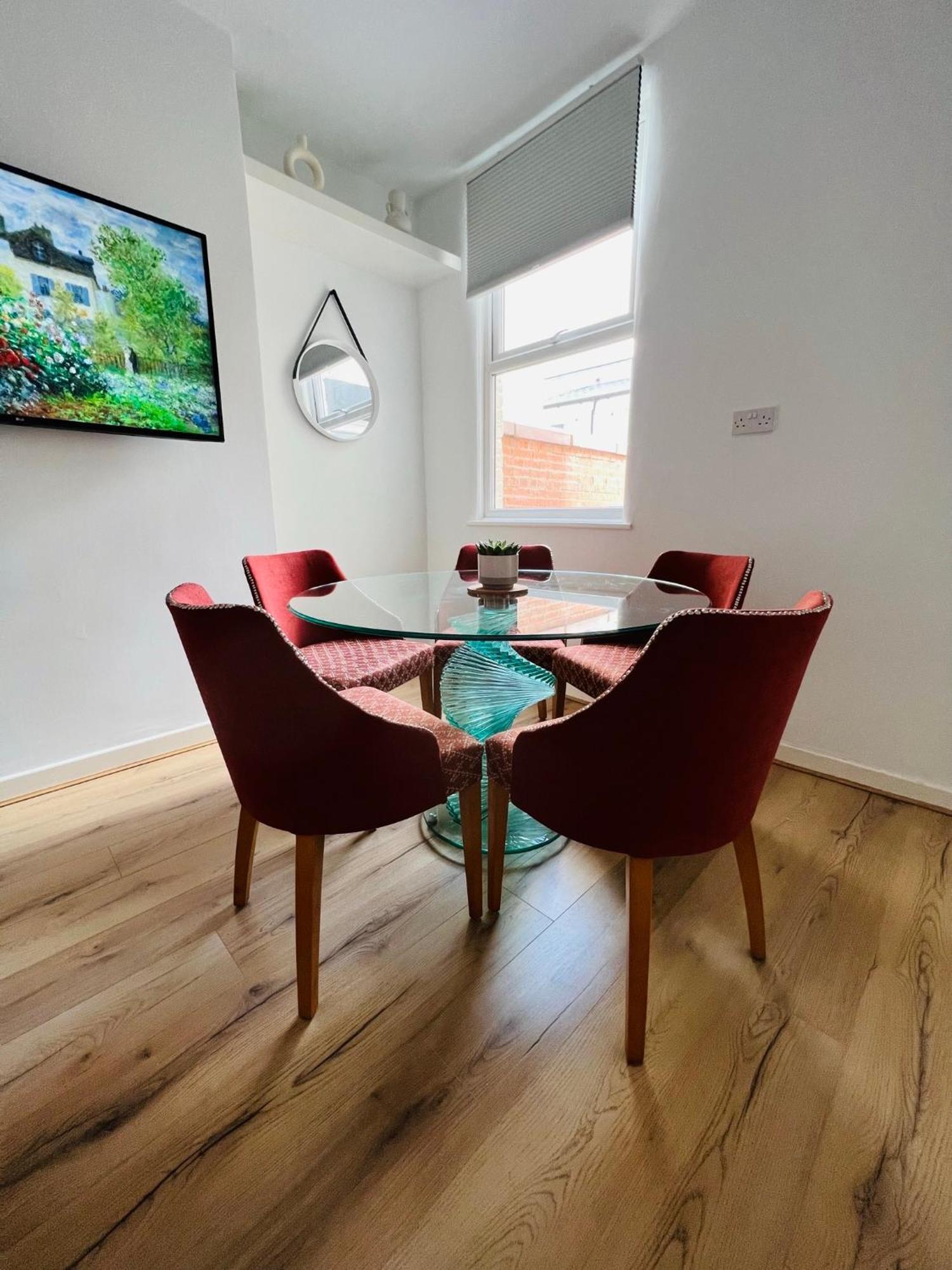 2025 Award Winner Peach House - 4 Bedrooms Holiday home Liverpool