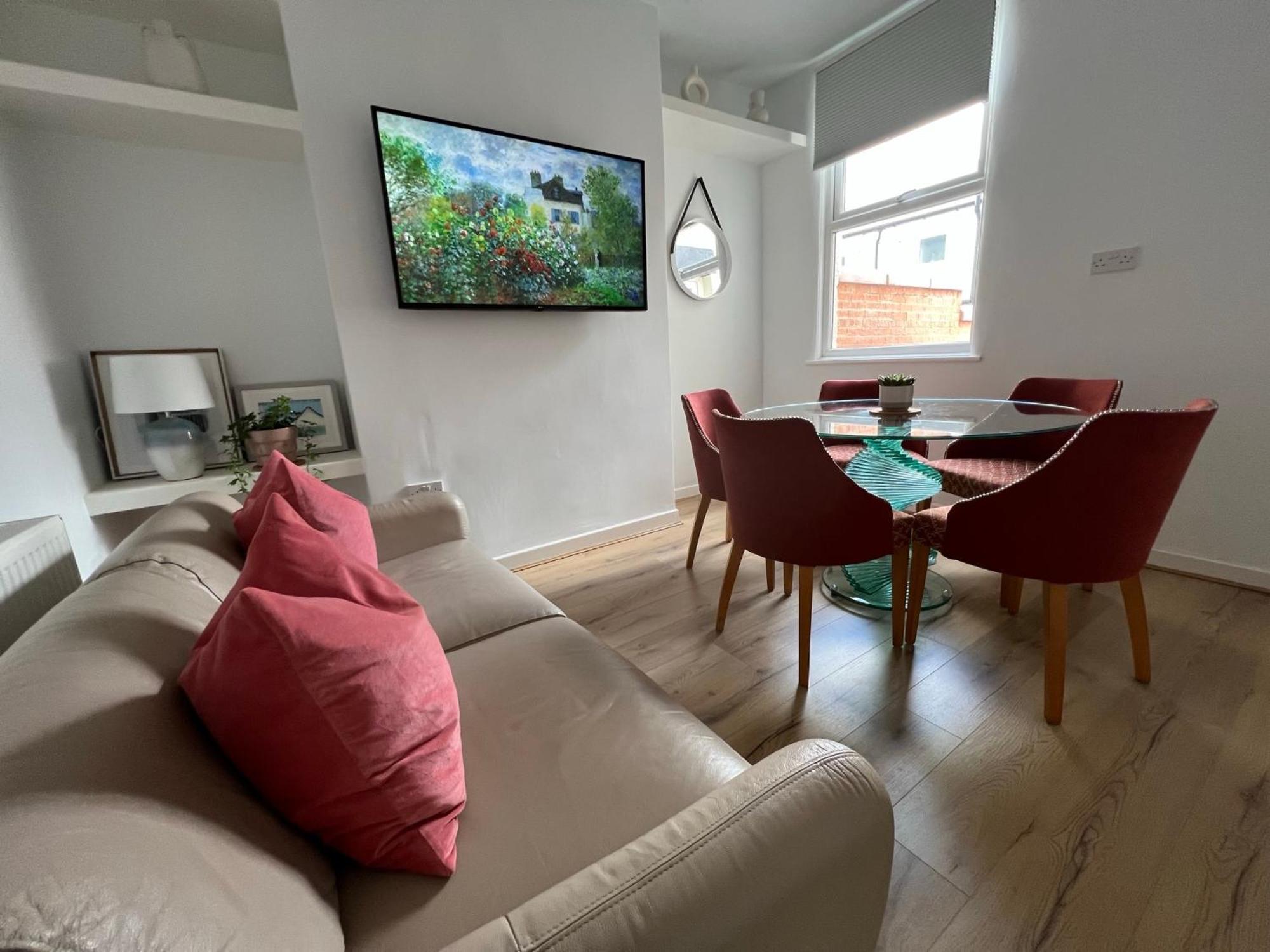 2025 Award Winner Peach House - 4 Bedrooms Holiday home