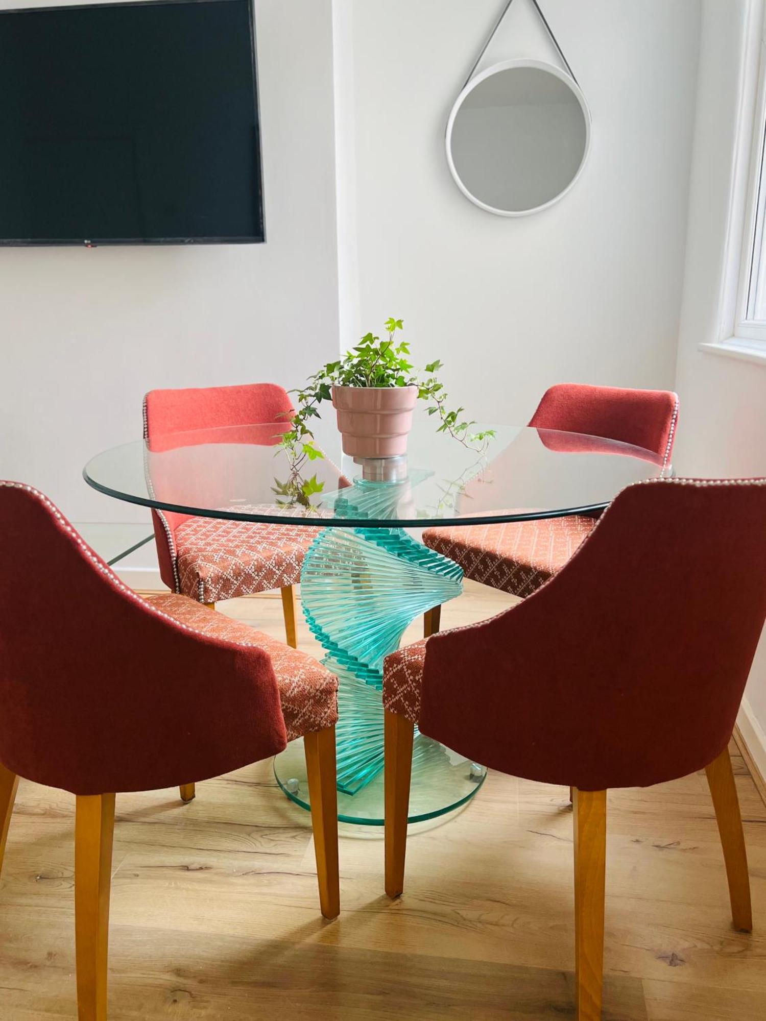 2025 Award Winner Peach House - 4 Bedrooms Liverpool