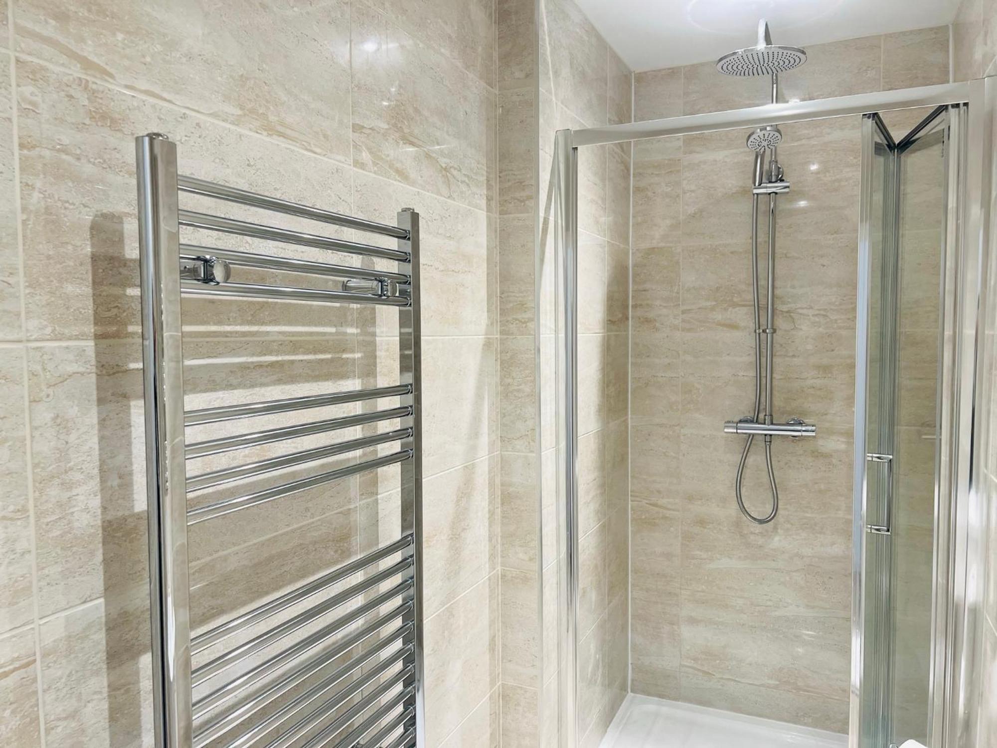 2025 Award Winner Peach House - 4 Bedrooms Holiday home Liverpool