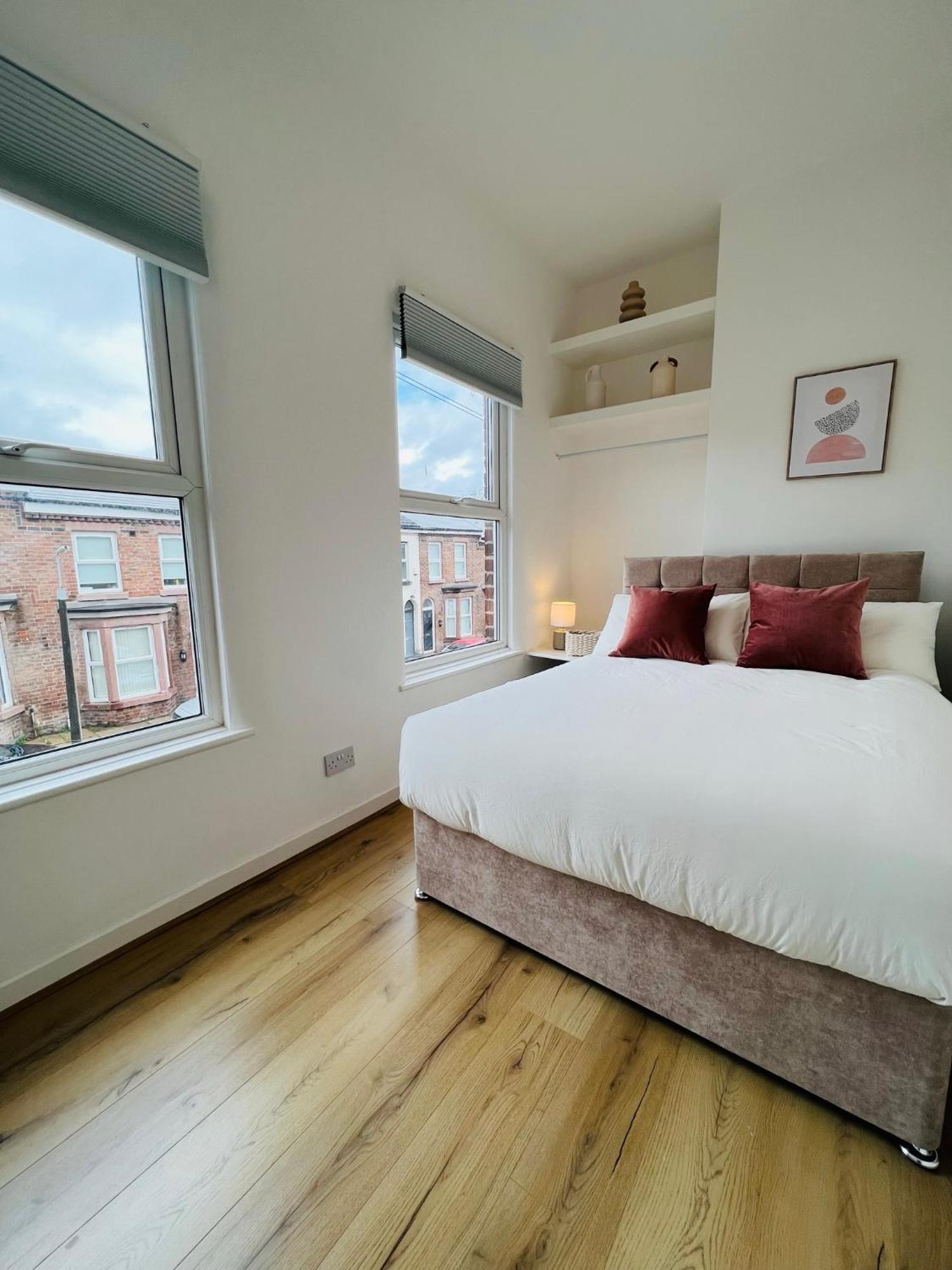 2025 Award Winner Peach House - 4 Bedrooms Liverpool