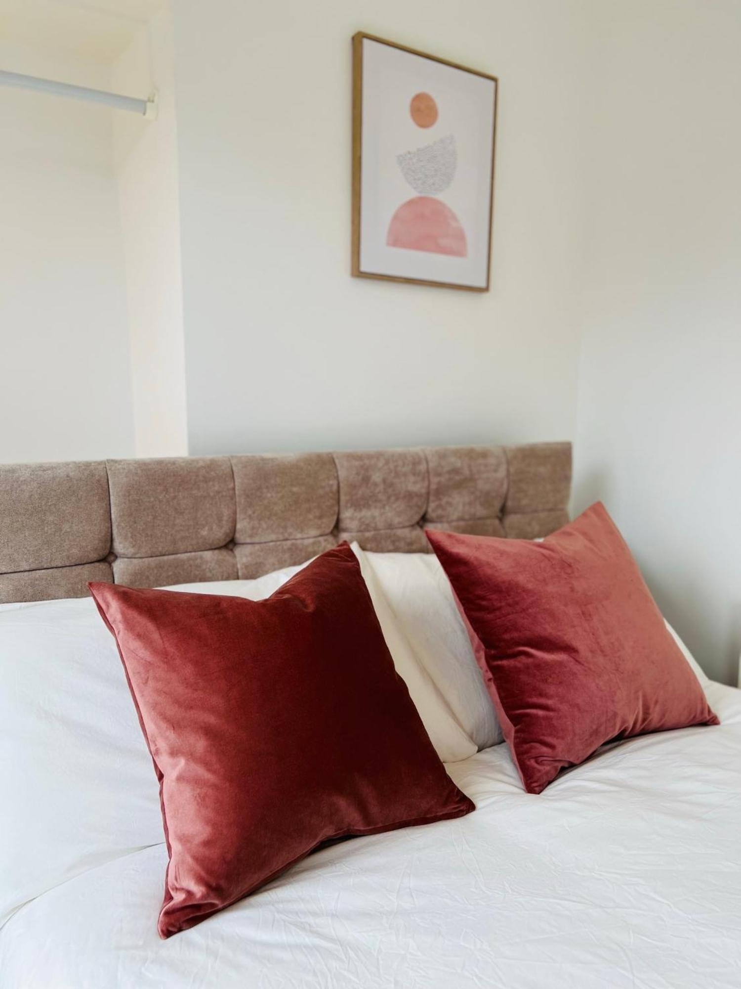2025 Award Winner Peach House - 4 Bedrooms Holiday home *