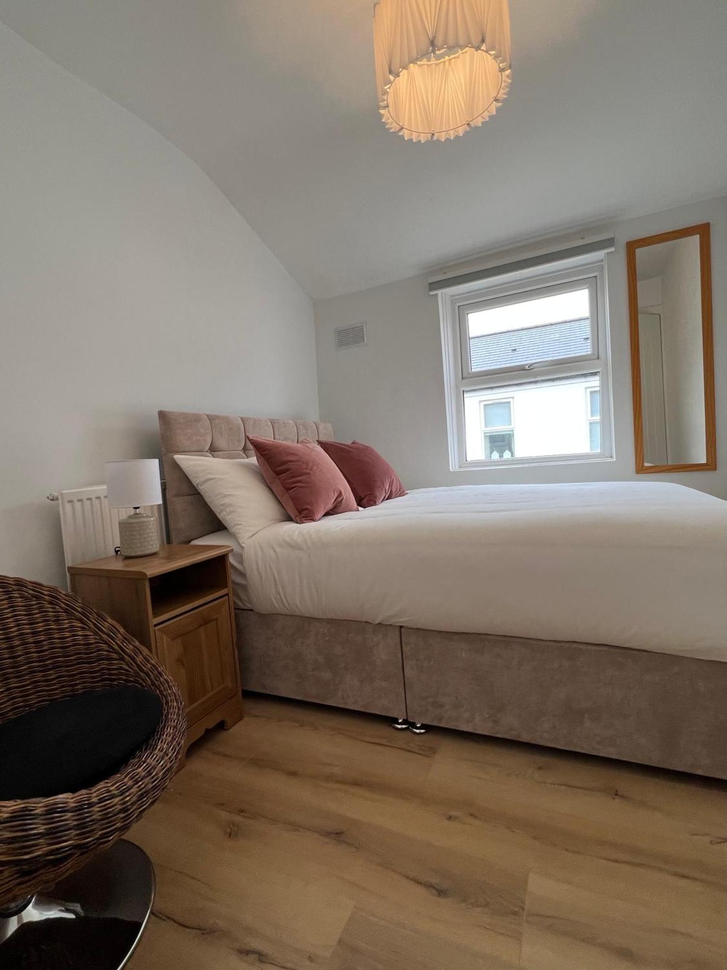 2025 Award Winner Peach House - 4 Bedrooms Liverpool