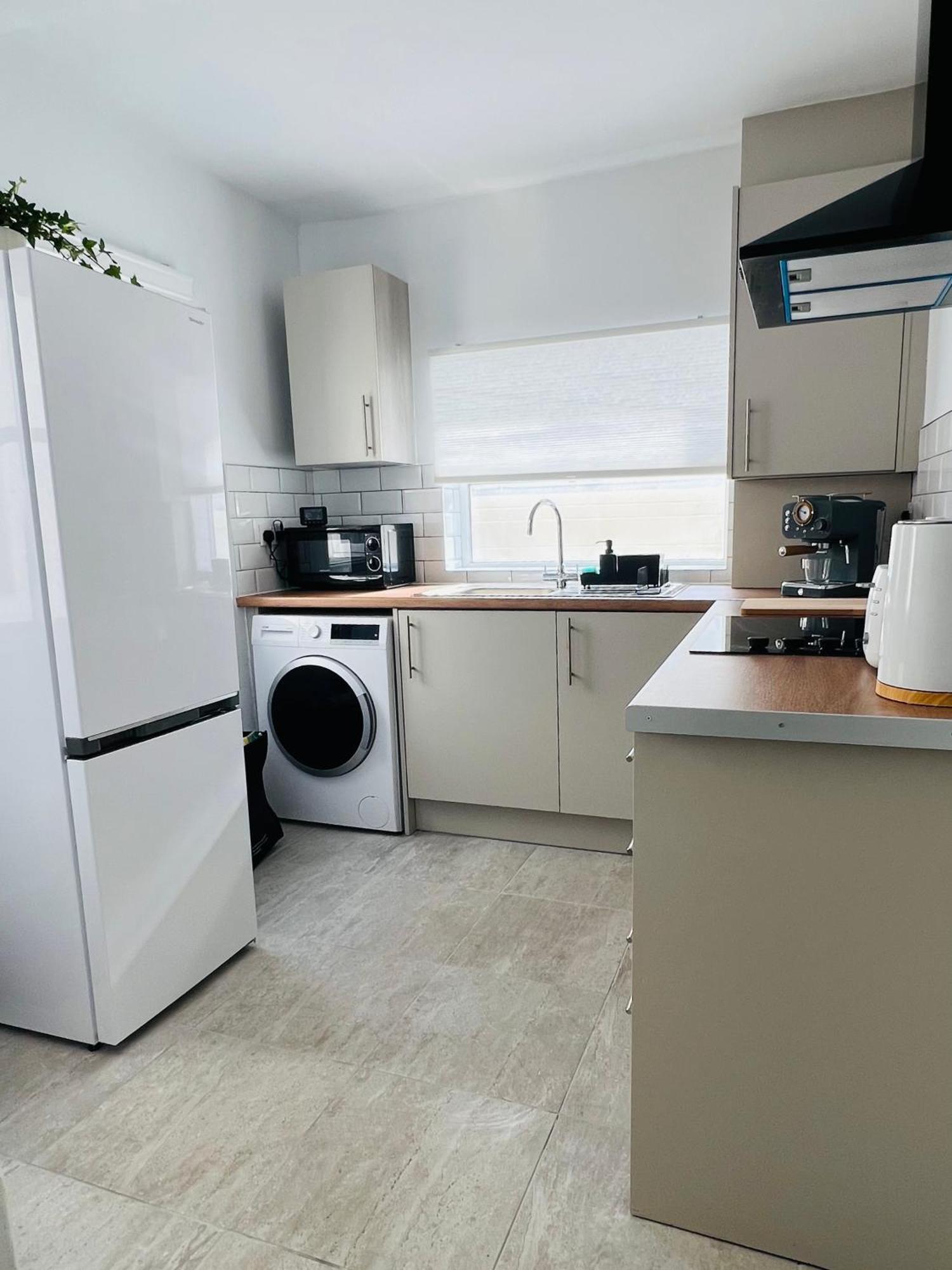 2025 Award Winner Peach House - 4 Bedrooms Holiday home Liverpool