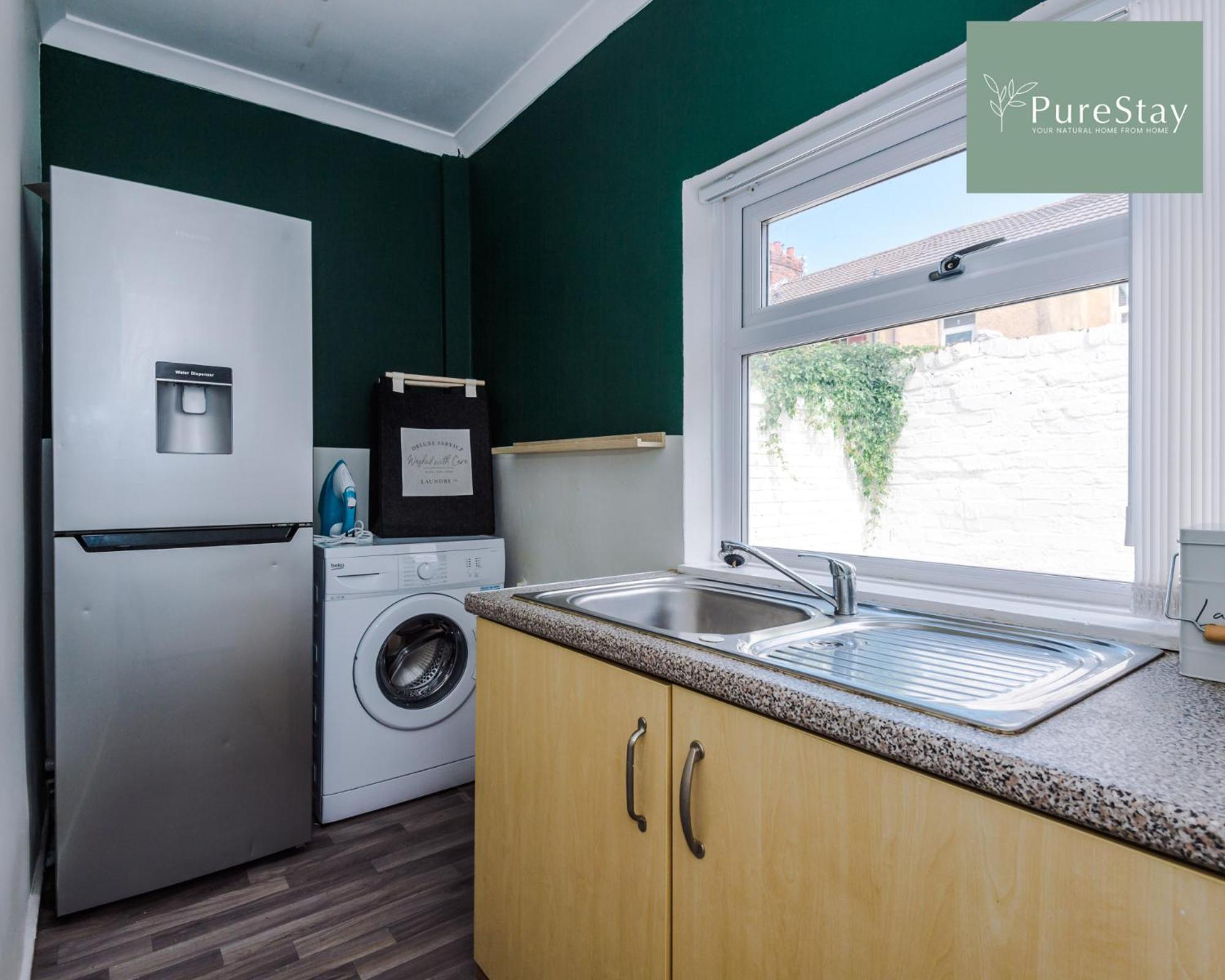 Purestay Family Home: Four-bedroom Haven In Holiday home Liverpool