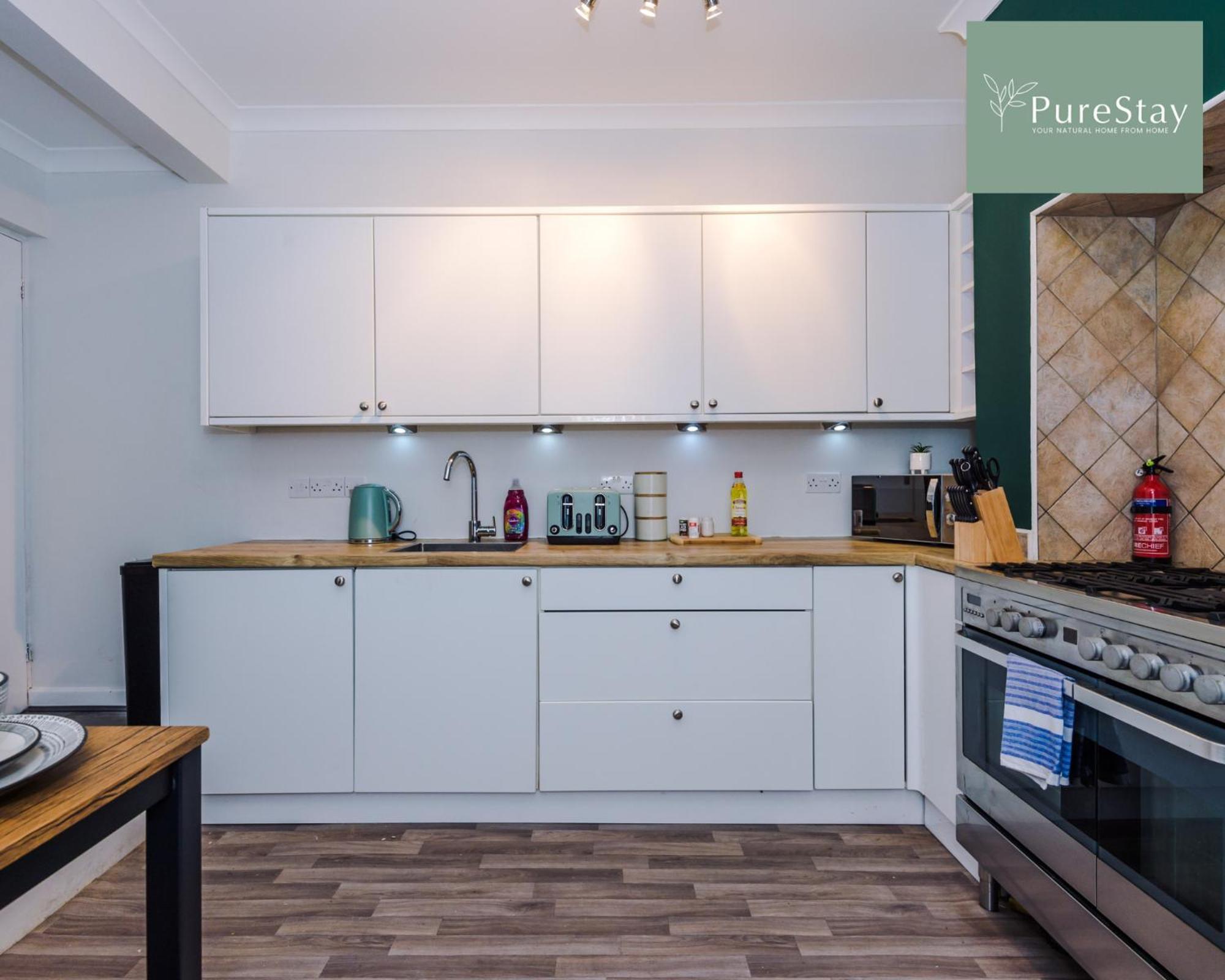 Purestay Family Home: Four-bedroom Haven In Holiday home