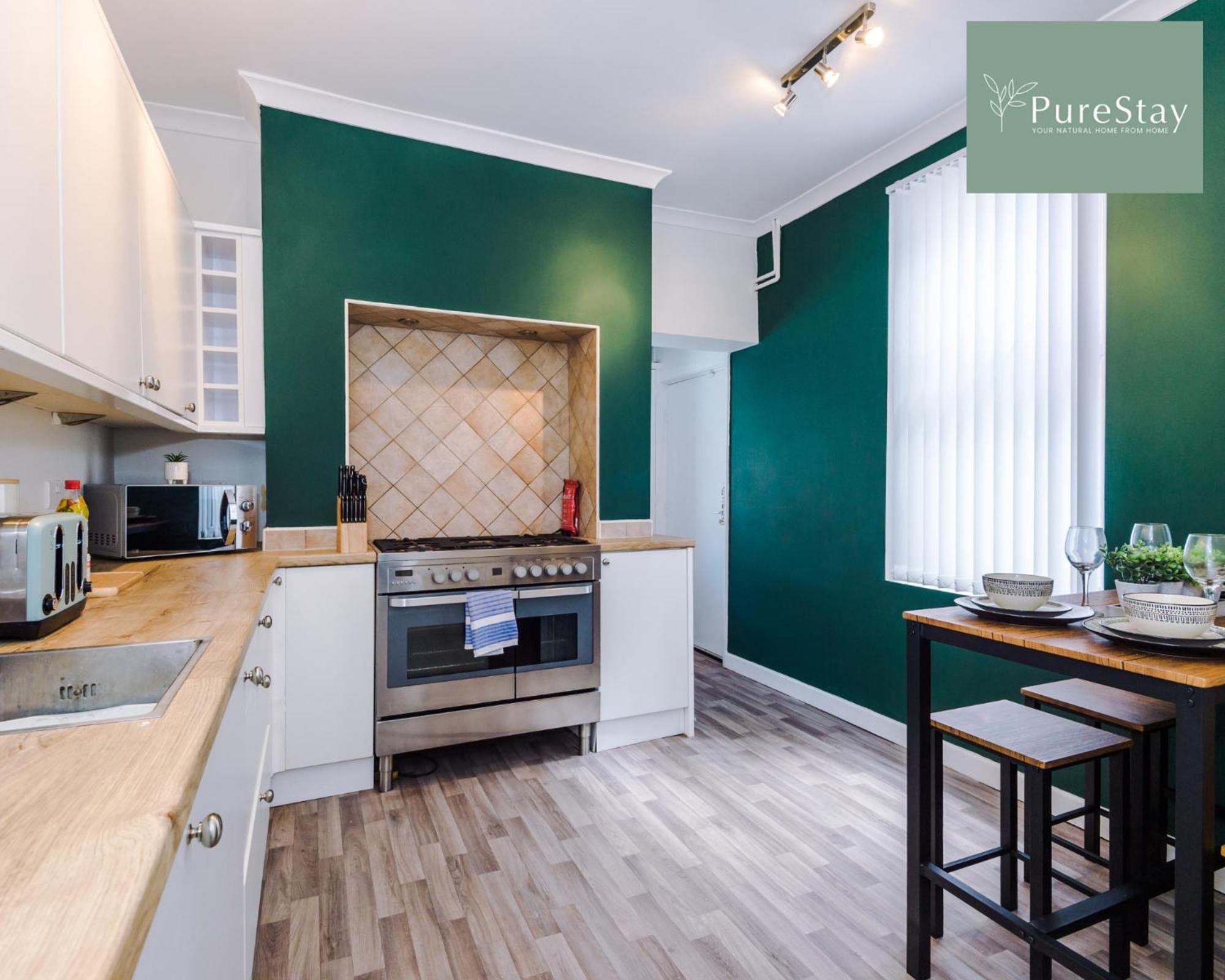 Purestay Family Home: Four-bedroom Haven In Holiday home Liverpool