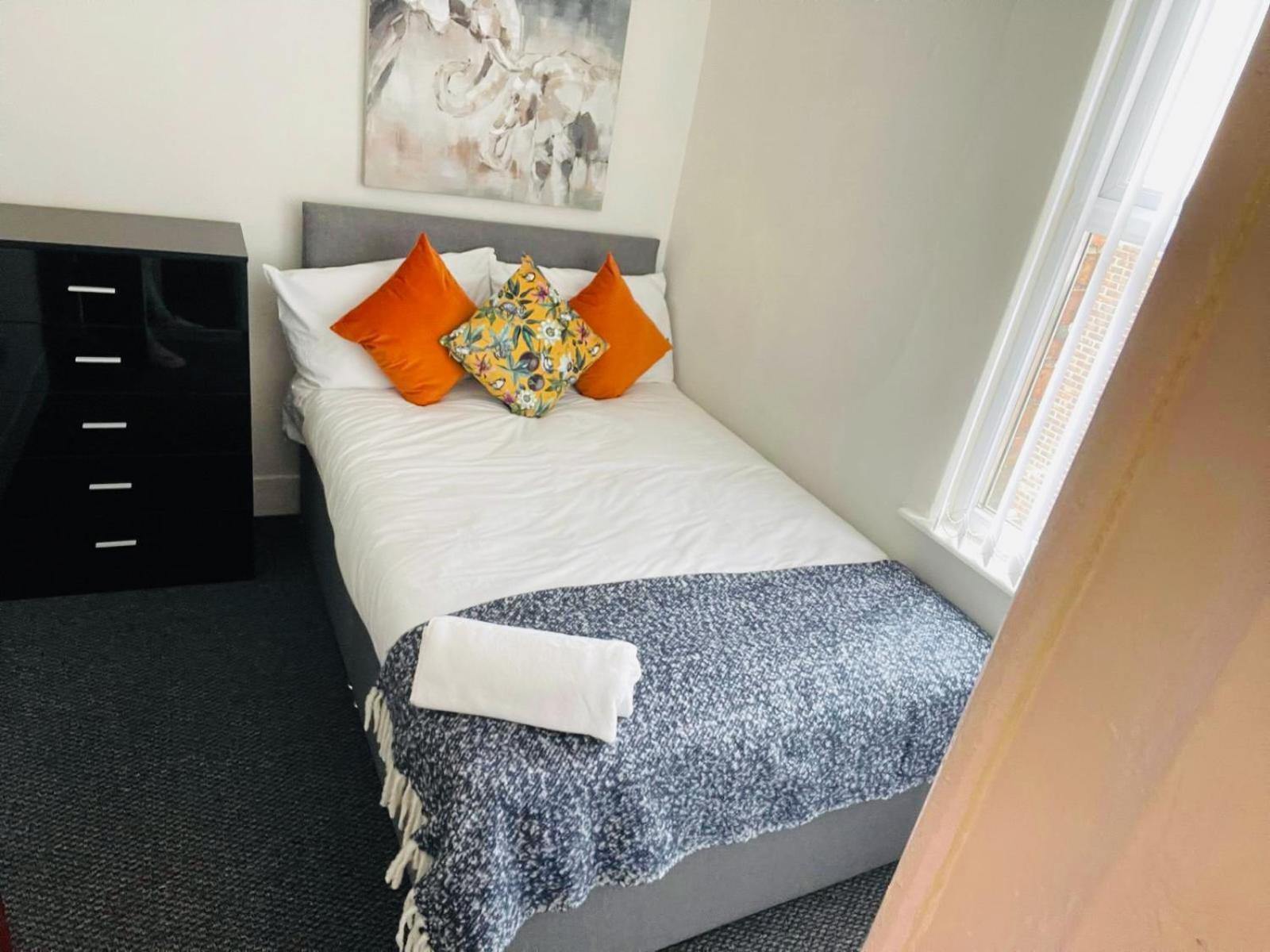 Apartment Benedict Place, With Free Parking Liverpool