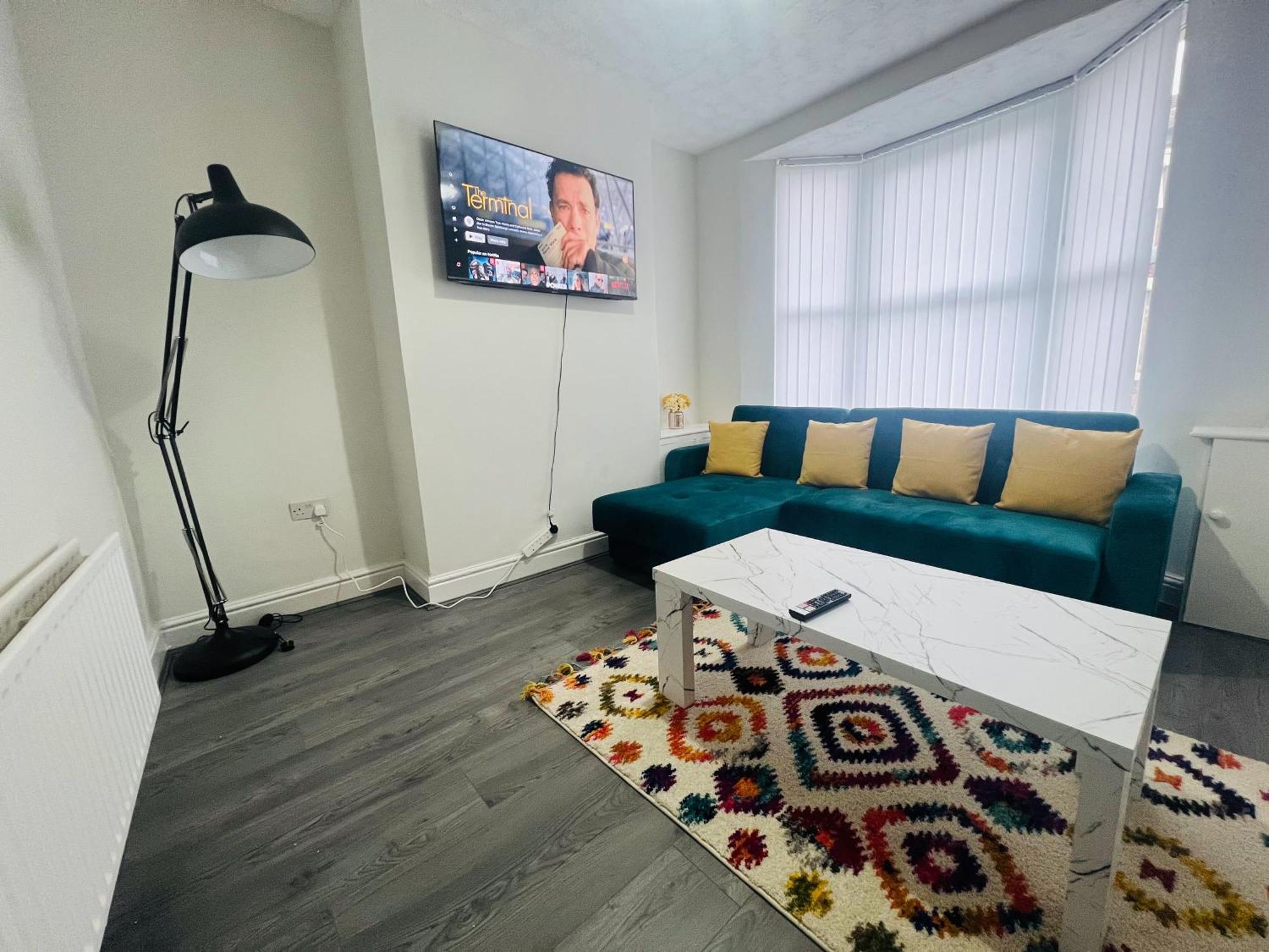 Benedict Place, With Free Parking * Liverpool