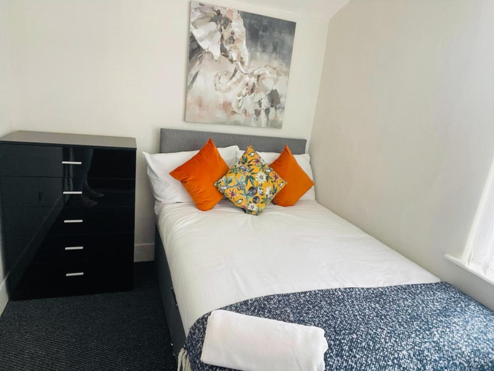 Benedict Place, With Free Parking Apartment Liverpool