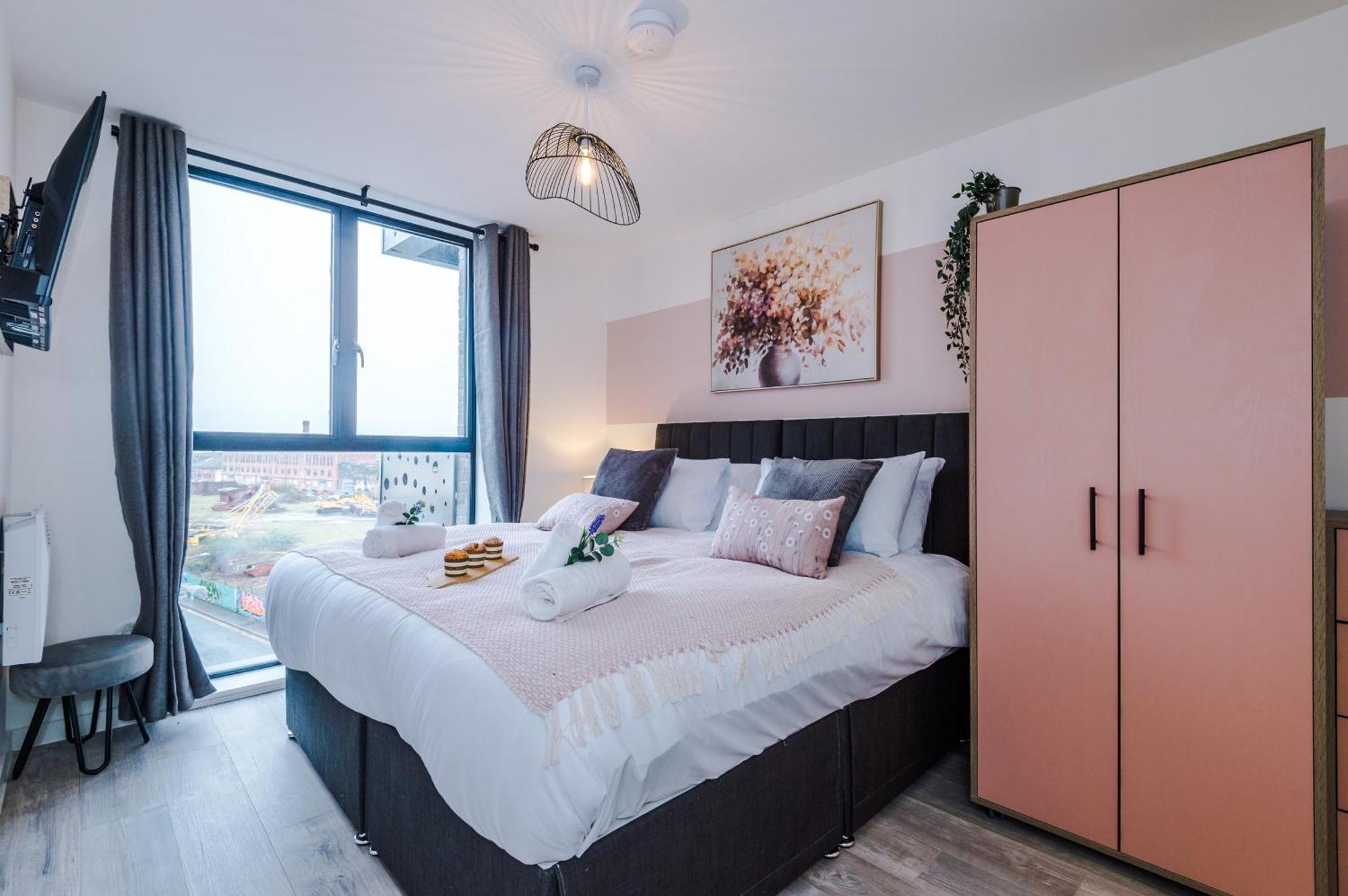 New! Pristine 2-bed Flat On By 53 Degrees Property, Amazing Location, Sleeps 6! Apartment *