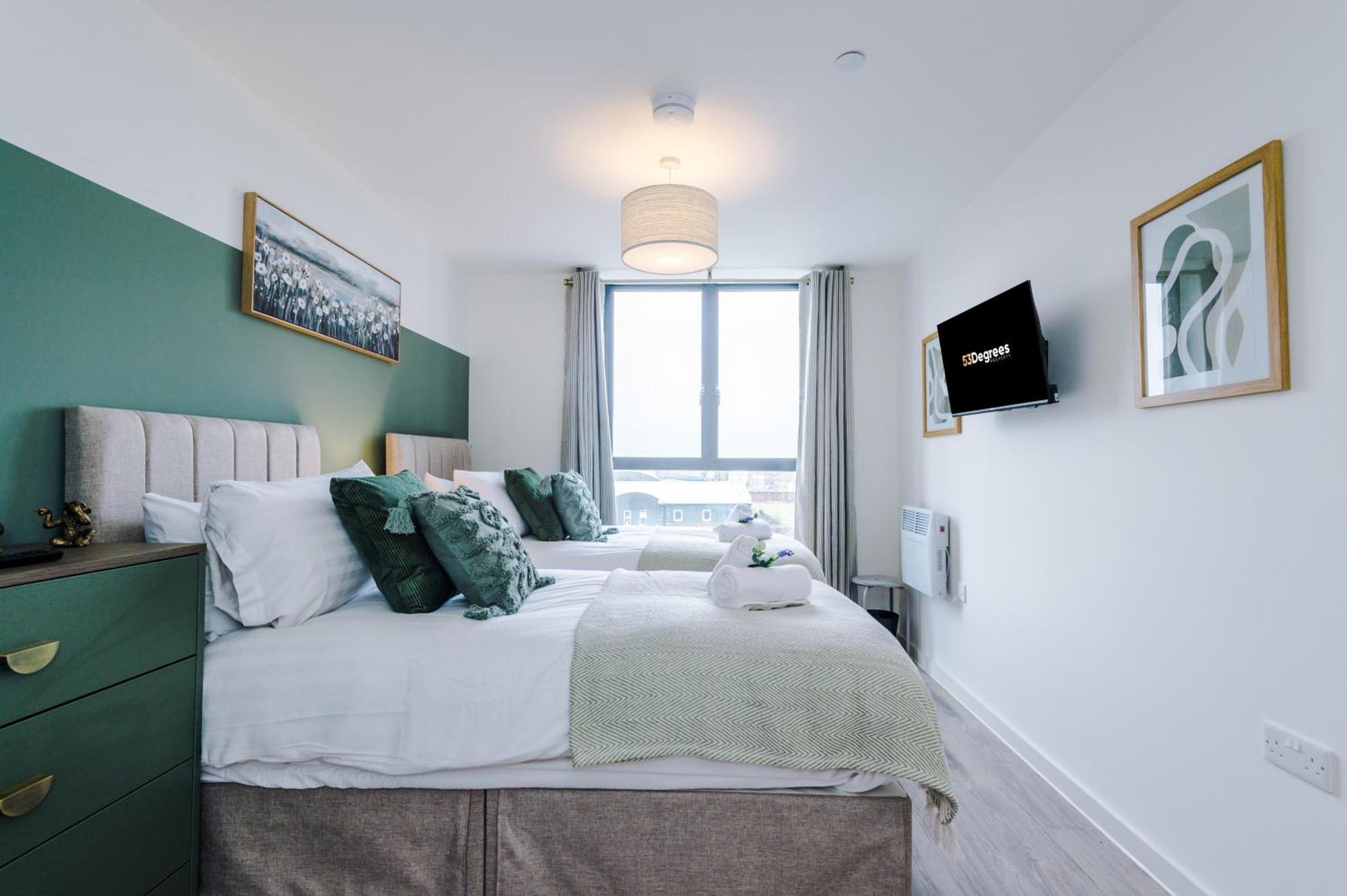 New! Pristine 2-bed Flat On By 53 Degrees Property, Amazing Location, Sleeps 6! Apartment *