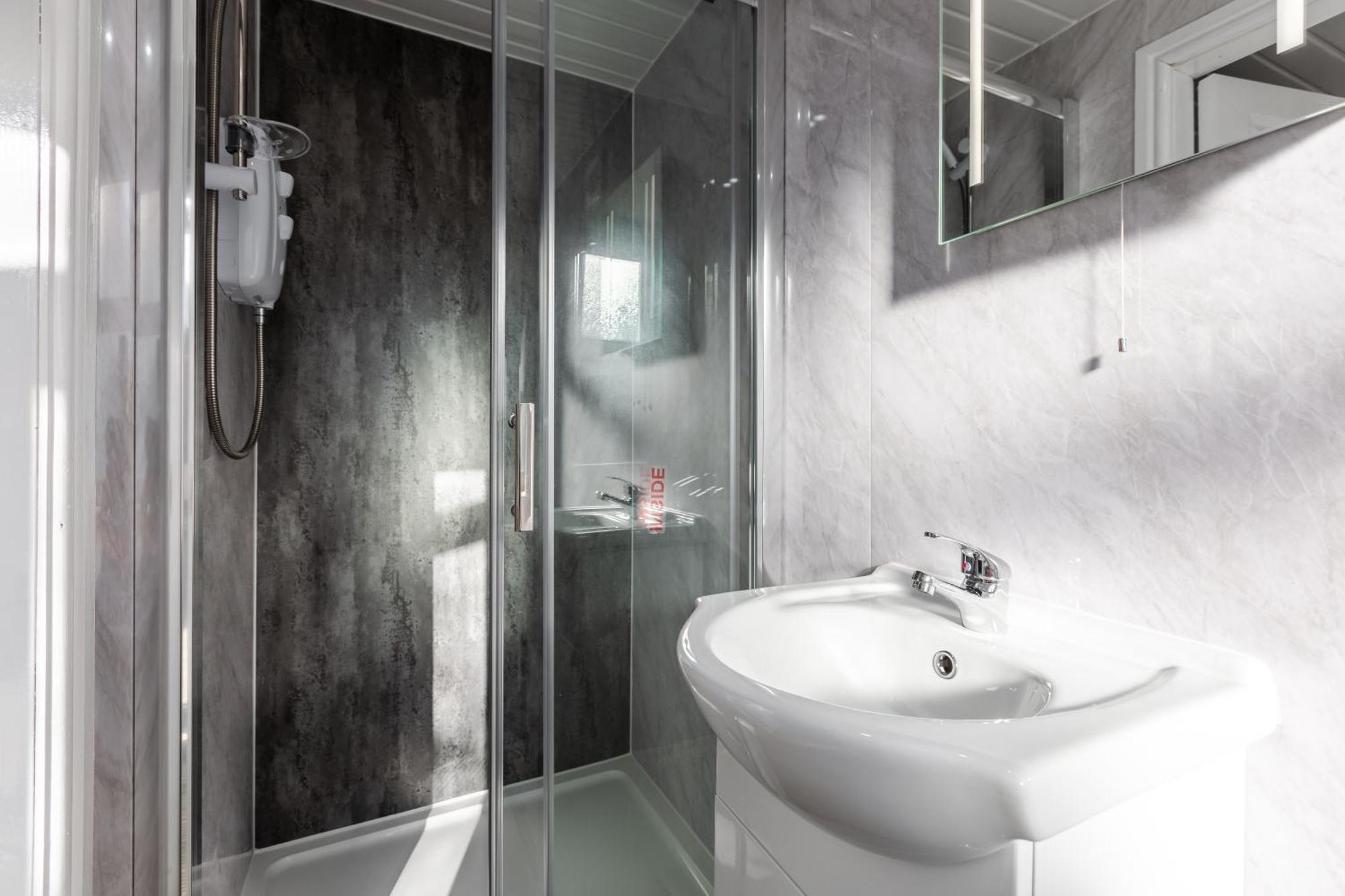 Grand Victorian 6 - En-suites, Hot Tub, Cinema Room, Private Parking & Park View