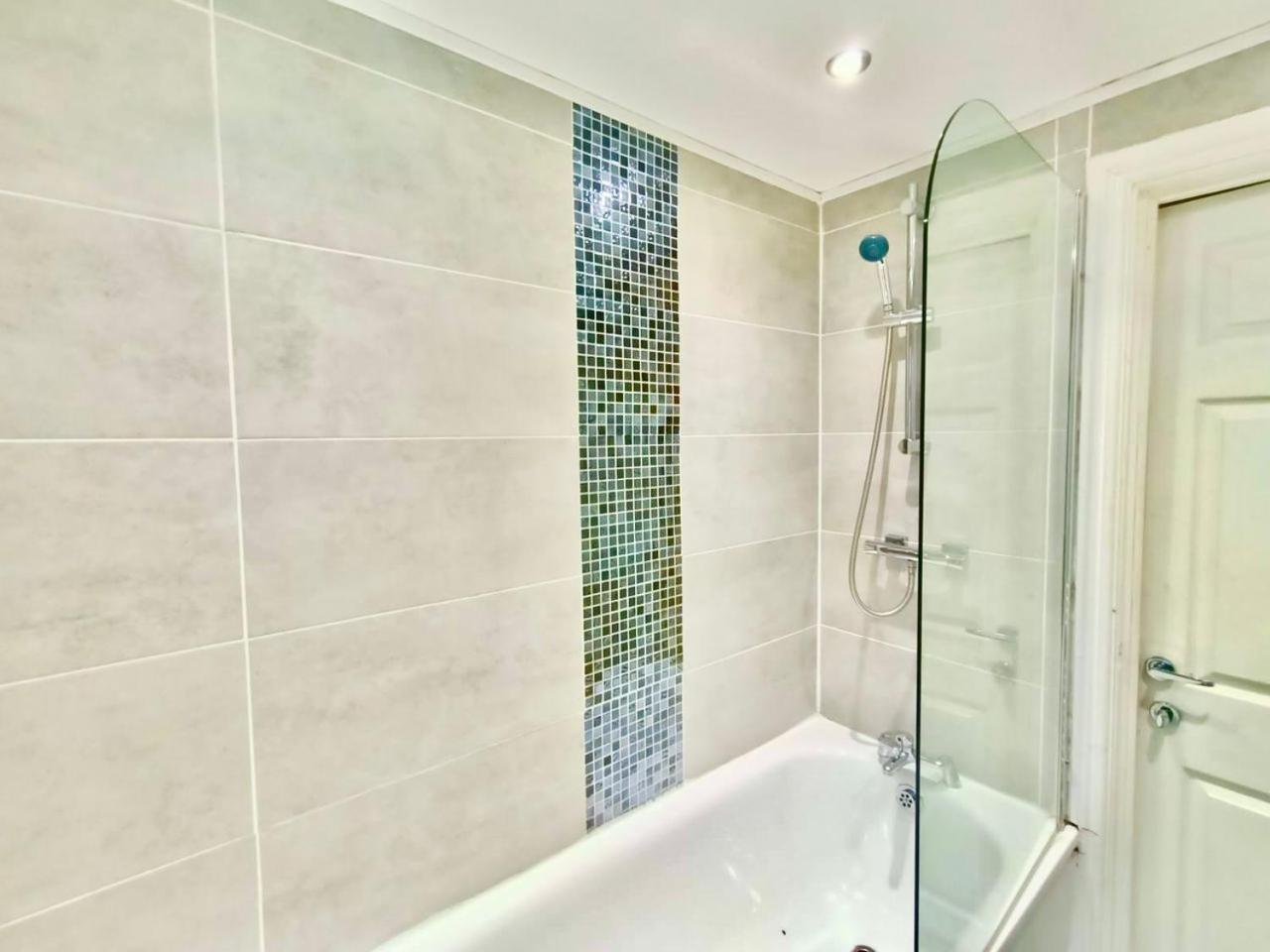 Lovely 4 Bedroom In Anfield - Near Stadium, Centre, Sleeps 18 Holiday home