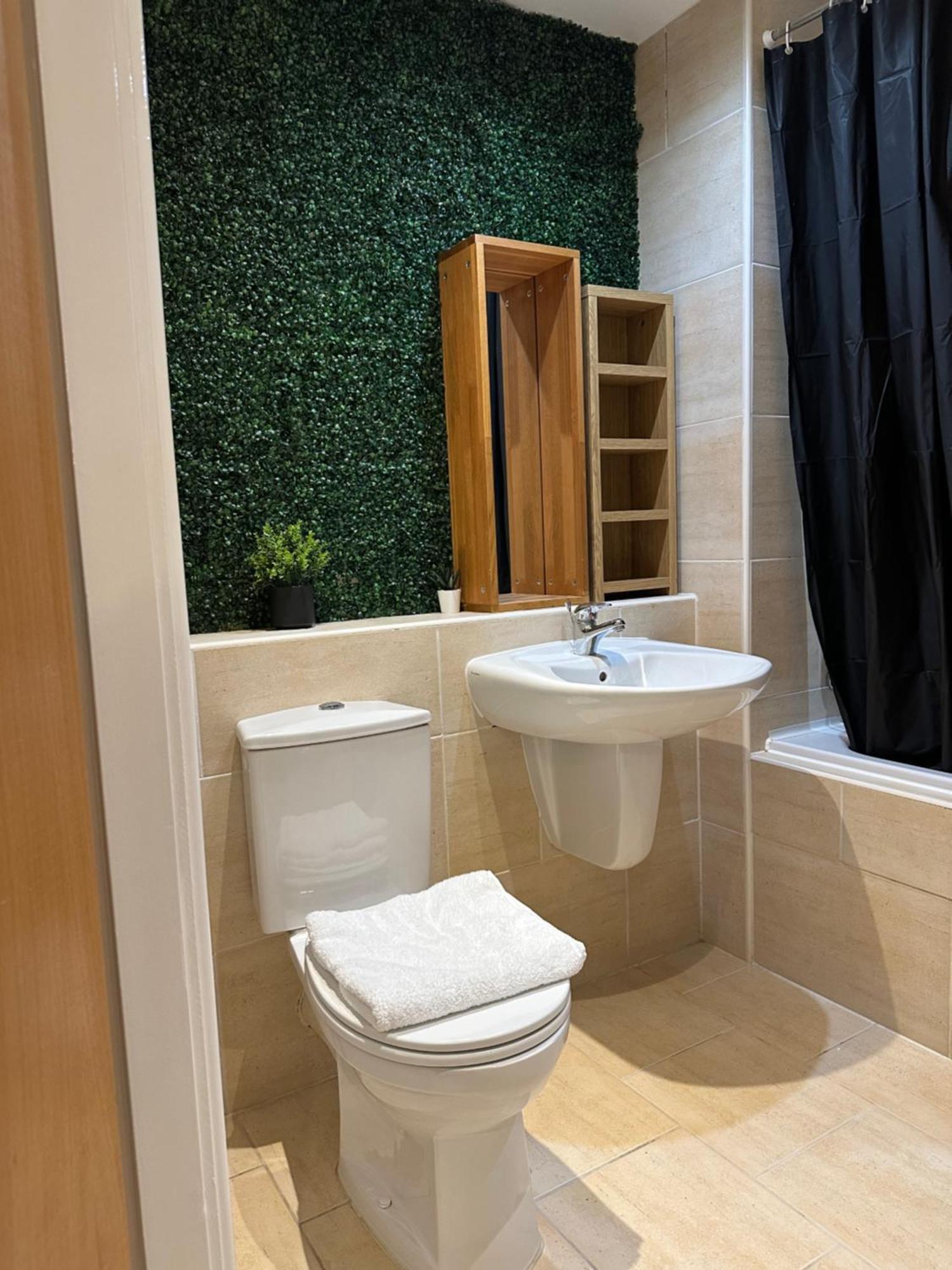Apartment Centre 2 Bed 2 Bath With En-suite *