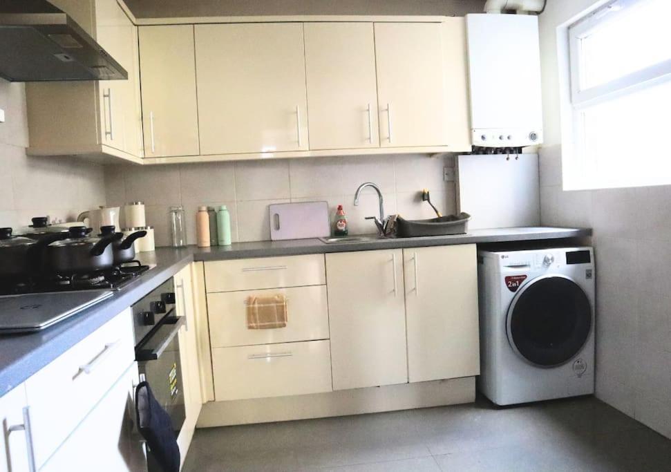 New 6-Bed House Close To Anfield Stadium & City Holiday home *