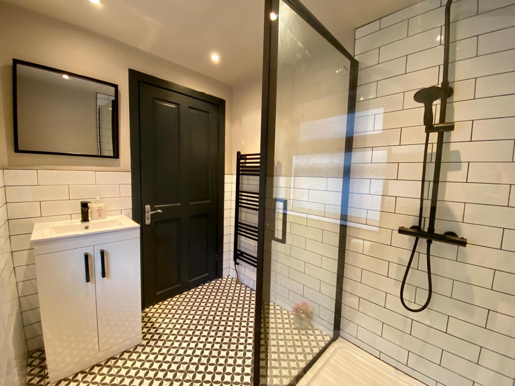 Entire Modern House Liverpool, 6 Bedrooms * Liverpool
