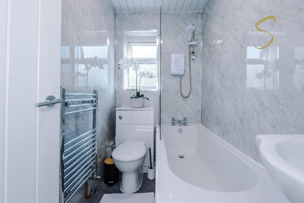 Stylish 3bed - Centre - Parking - Sleep 5 Holiday home