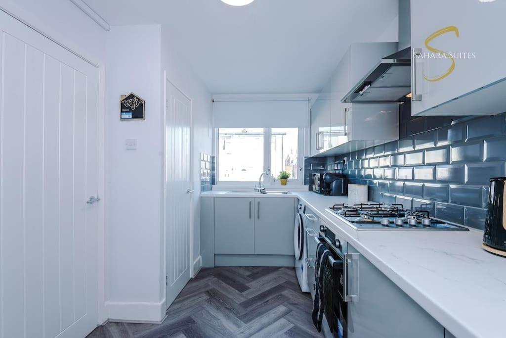 Stylish 3bed - Centre - Parking - Sleep 5 Holiday home