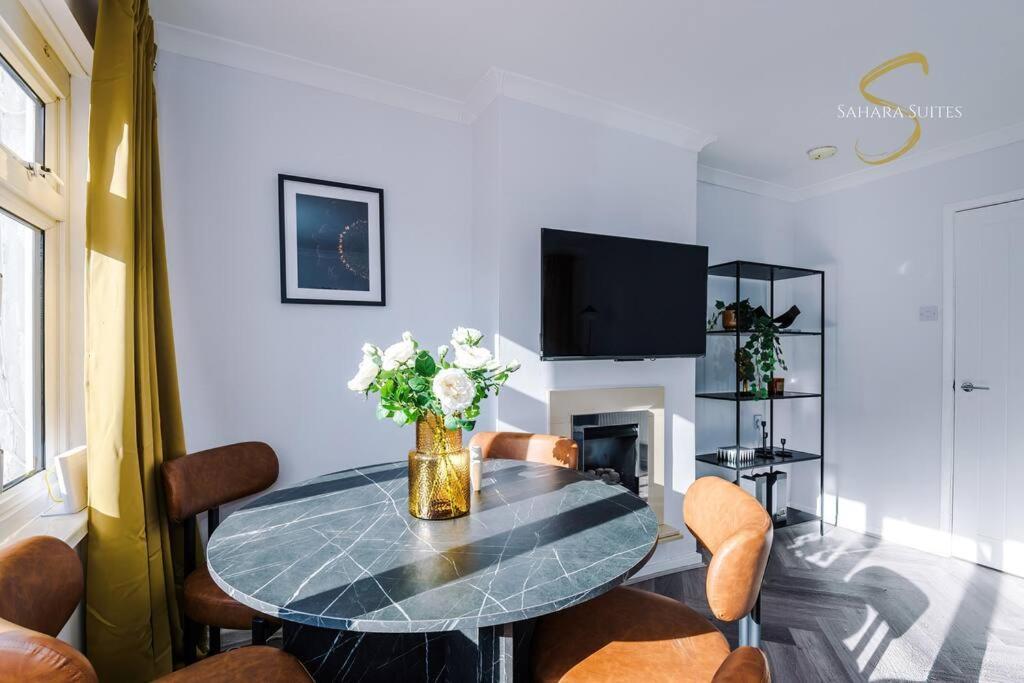 Stylish 3bed - Centre - Parking - Sleep 5 Holiday home