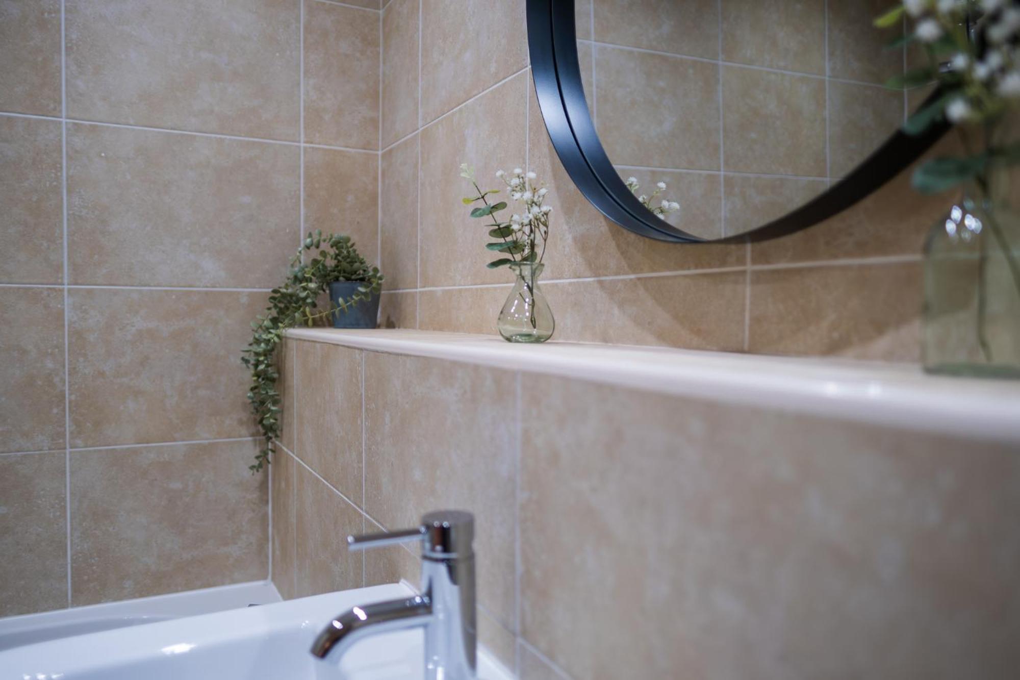 Centre Two Bedroom In The Heart Of Apartment *