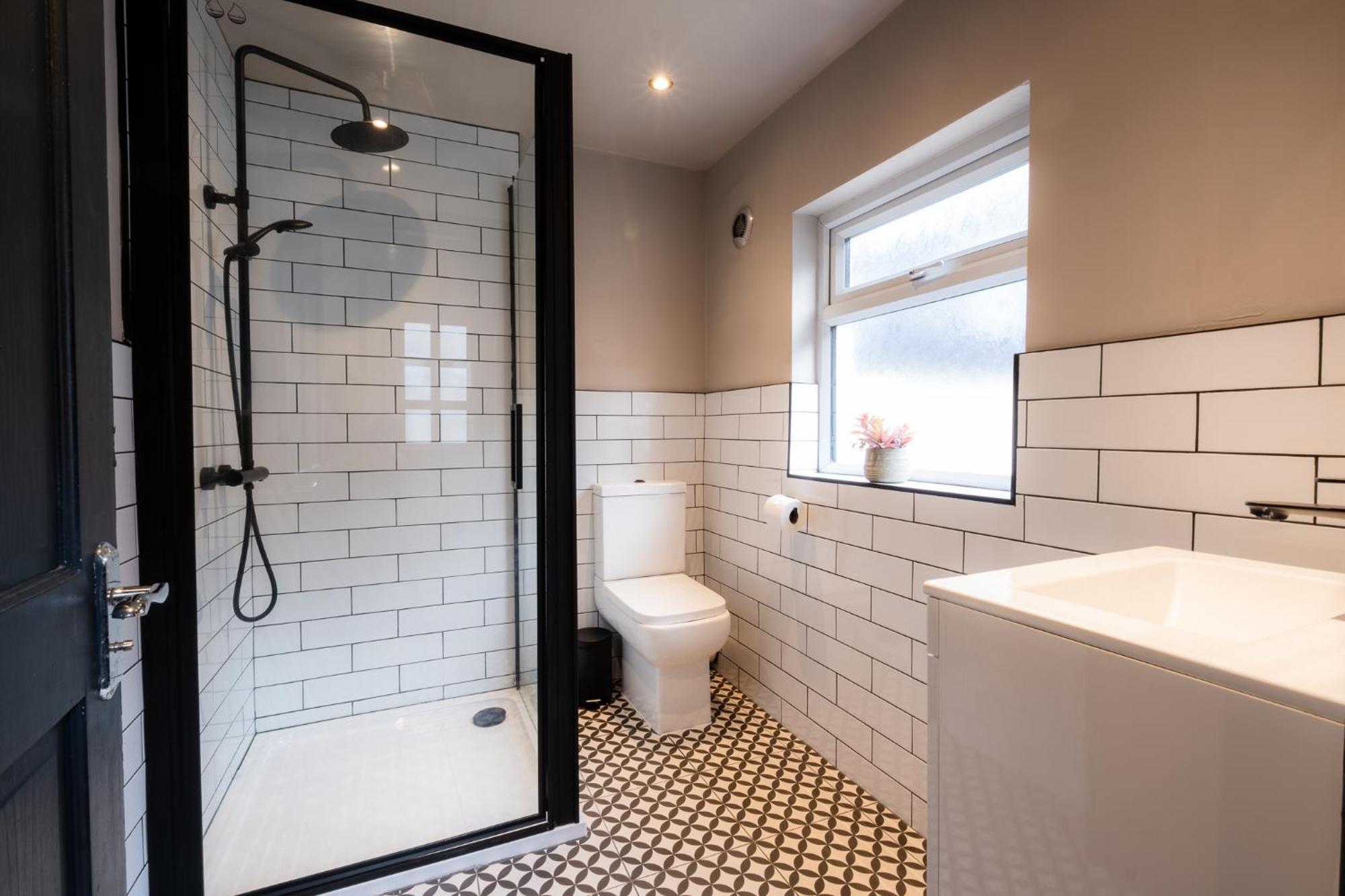 Entire Modern House Liverpool, 6 Bedrooms Holiday home *