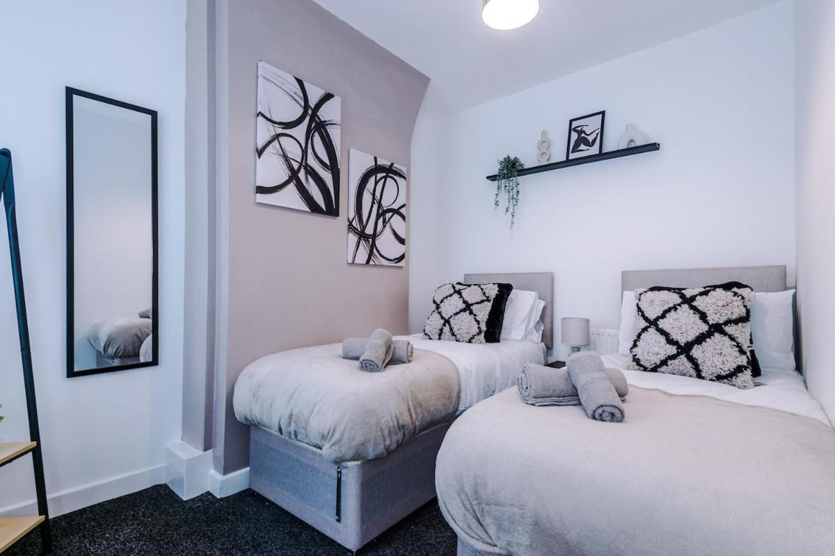 Holiday home Stylish Three Bedroom House In By Eason Stays, Ideal For For Weekend Getaways & Business Travellers - With Free Parking!