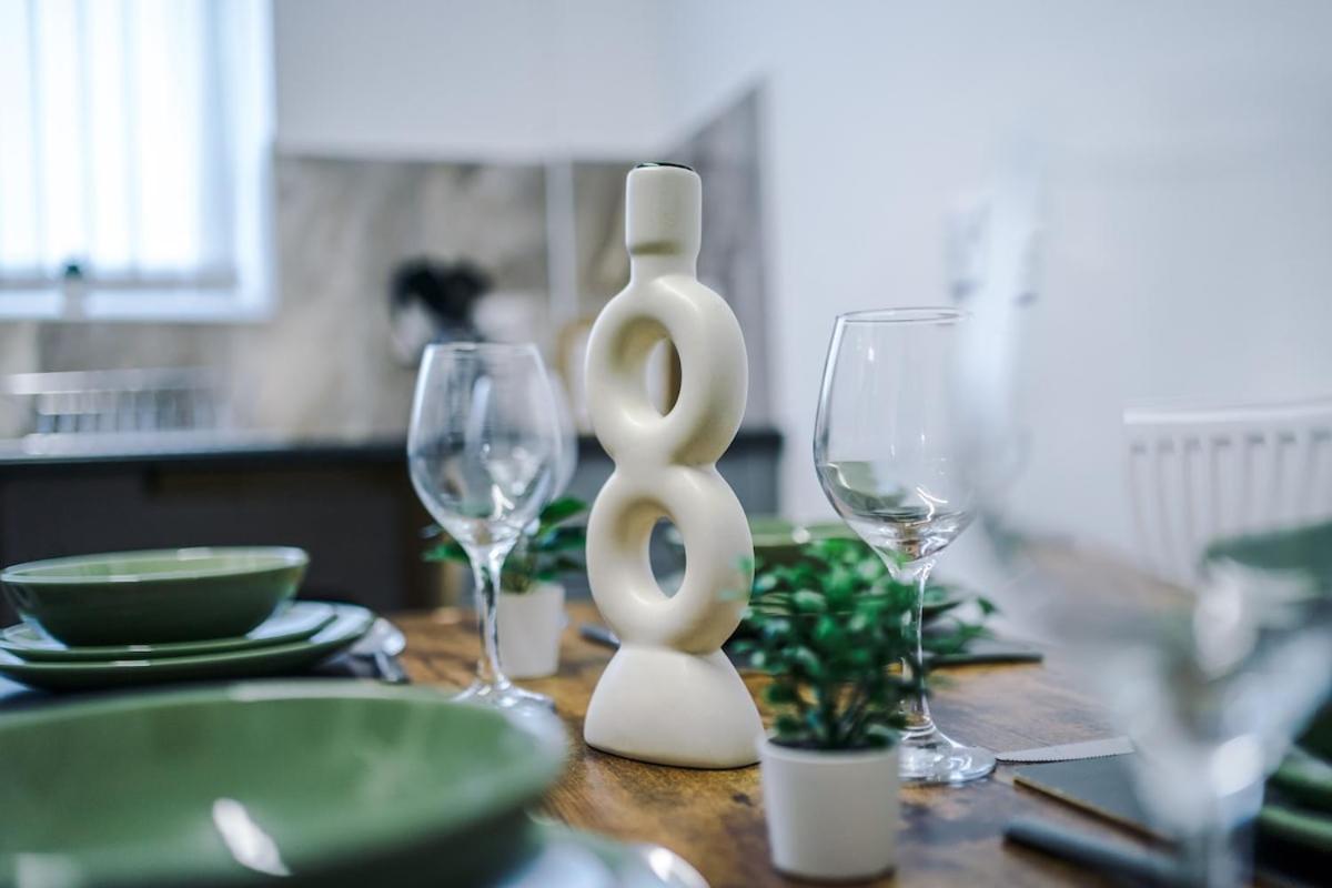 Stylish Three Bedroom House In By Eason Stays, Ideal For For Weekend Getaways & Business Travellers - With Free Parking! *