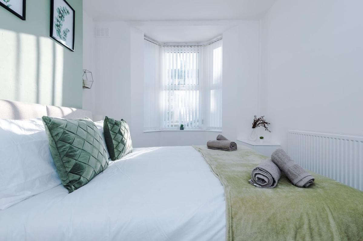 Holiday home Stylish Three Bedroom House In By Eason Stays, Ideal For For Weekend Getaways & Business Travellers - With Free Parking! *