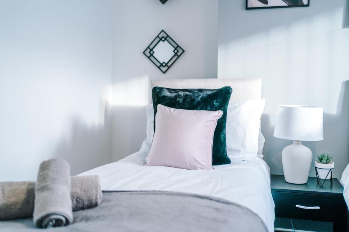 Stylish Three Bedroom House In By Eason Stays, Ideal For For Weekend Getaways & Business Travellers - With Free Parking! *