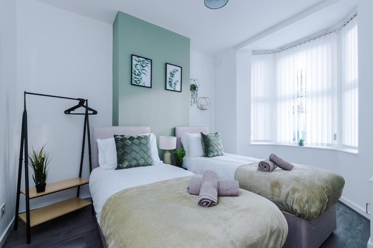 Holiday home Stylish Three Bedroom House In By Eason Stays, Ideal For For Weekend Getaways & Business Travellers - With Free Parking!
