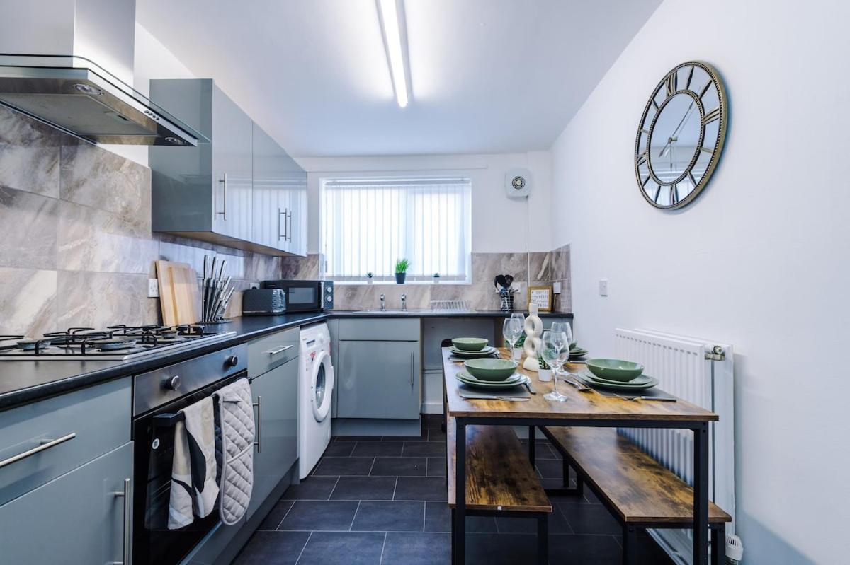 Stylish Three Bedroom House In By Eason Stays, Ideal For For Weekend Getaways & Business Travellers - With Free Parking! Holiday home *