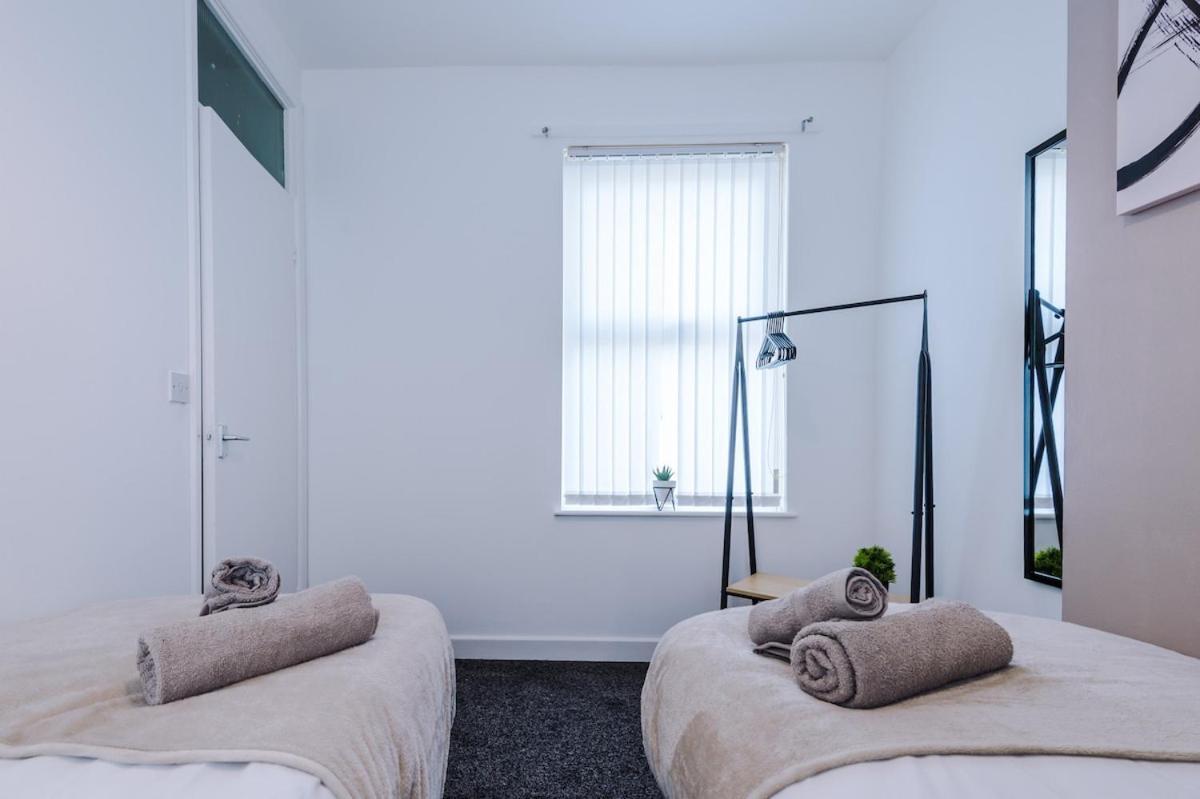 Stylish Three Bedroom House In By Eason Stays, Ideal For For Weekend Getaways & Business Travellers - With Free Parking! Holiday home