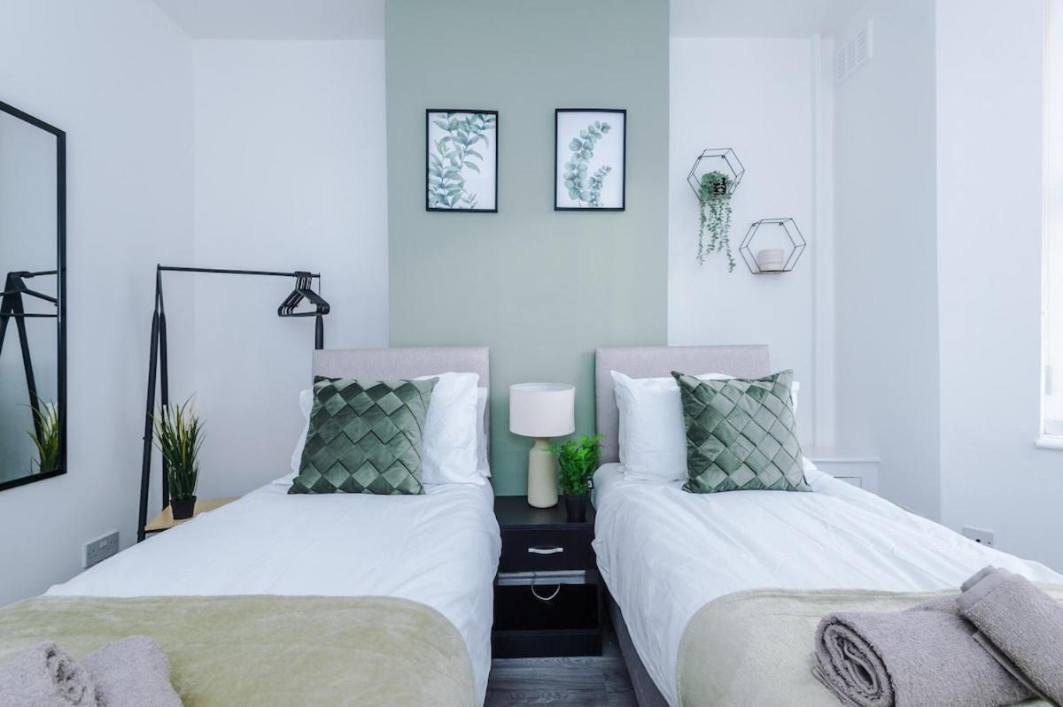 Holiday home Stylish Three Bedroom House In By Eason Stays, Ideal For For Weekend Getaways & Business Travellers - With Free Parking!