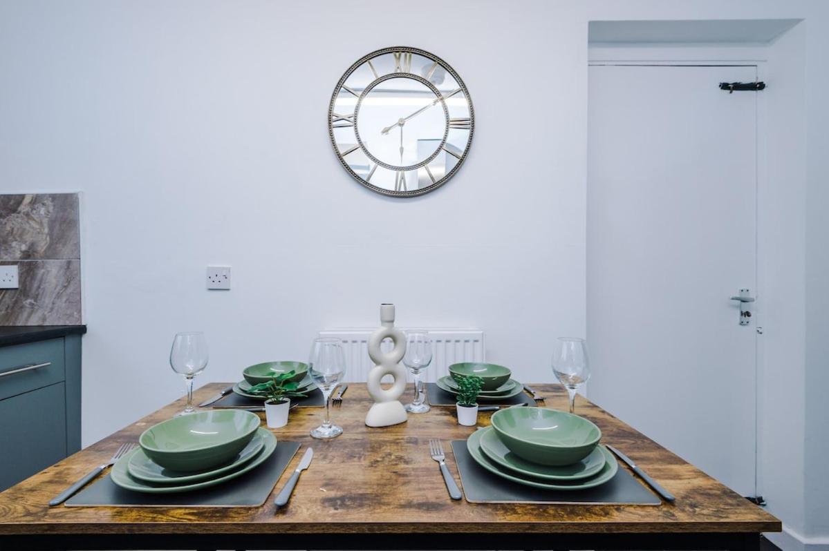 Holiday home Stylish Three Bedroom House In By Eason Stays, Ideal For For Weekend Getaways & Business Travellers - With Free Parking!