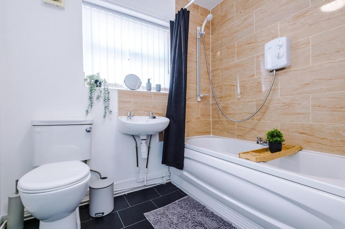 Stylish Three Bedroom House In By Eason Stays, Ideal For For Weekend Getaways & Business Travellers - With Free Parking! Holiday home Liverpool