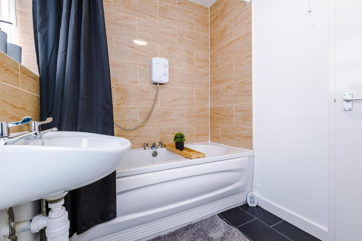 Holiday home Stylish Three Bedroom House In By Eason Stays, Ideal For For Weekend Getaways & Business Travellers - With Free Parking! *