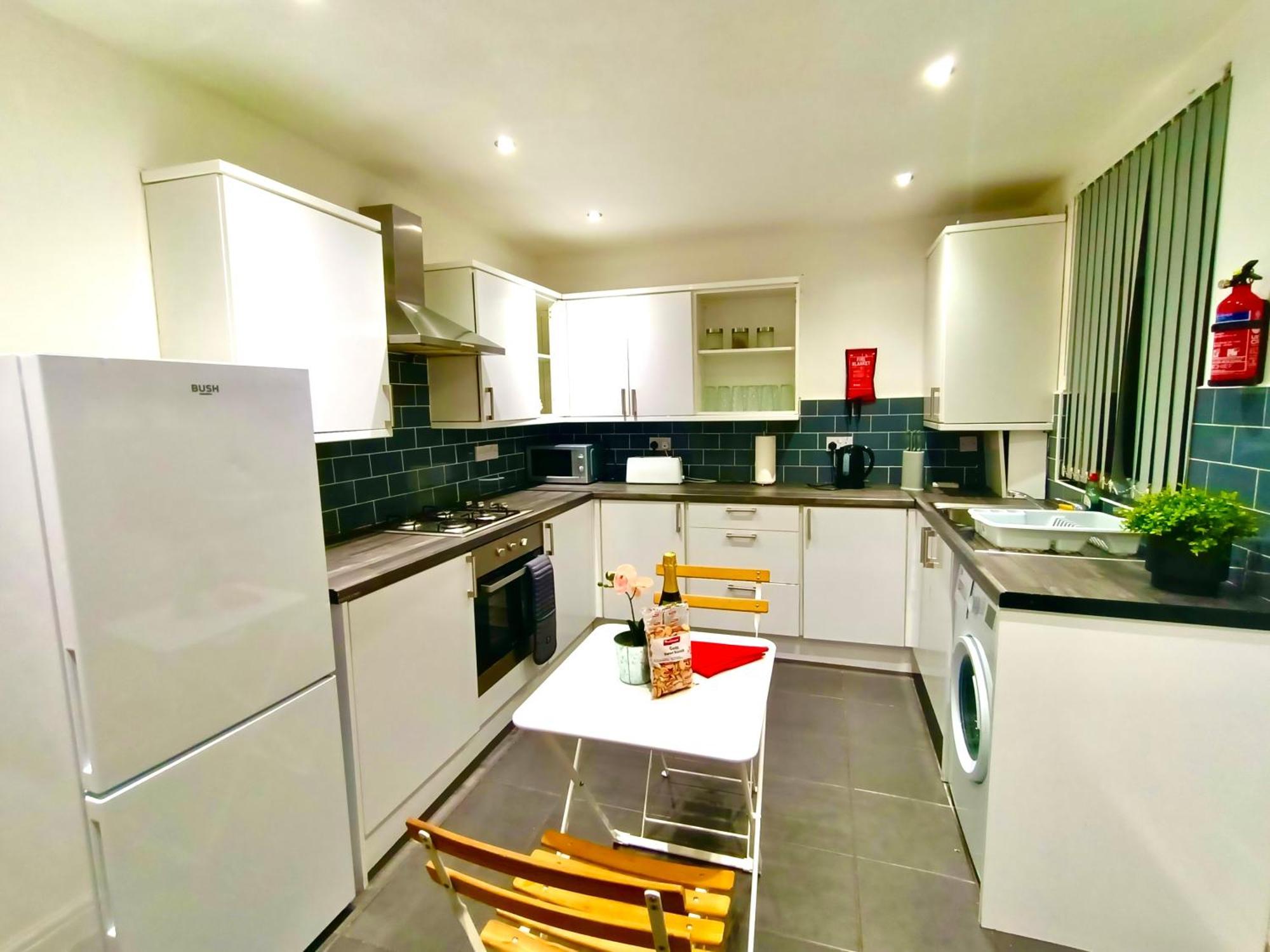 Lovely 4 Bedroom In Anfield - Near Stadium, Centre, Sleeps 18 Holiday home *