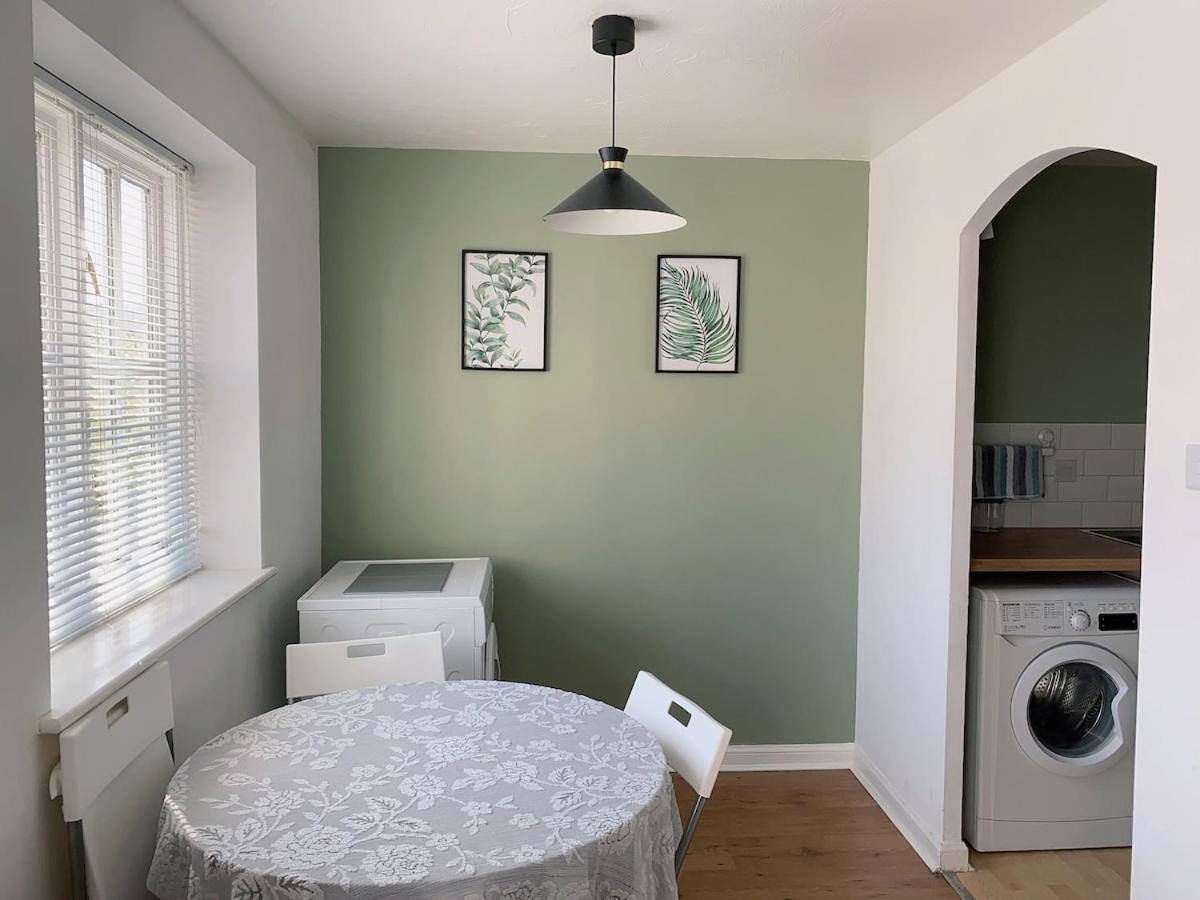 Apartment Beautiful 2 Bedroom Free Parking