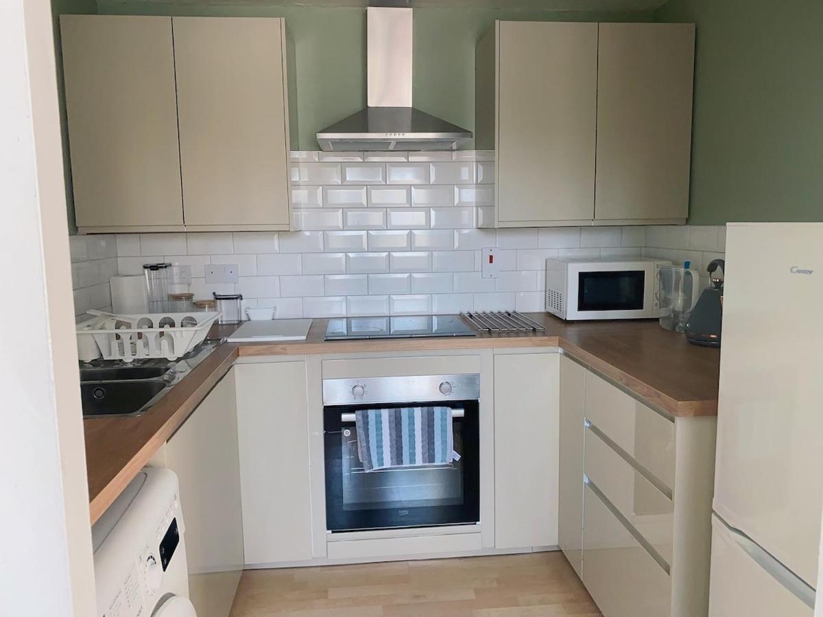 Beautiful 2 Bedroom Free Parking Apartment *
