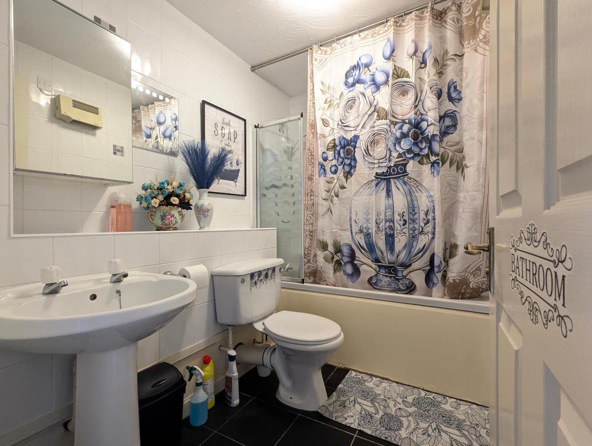 Vintage 2-bed Centre Gem Free Parking