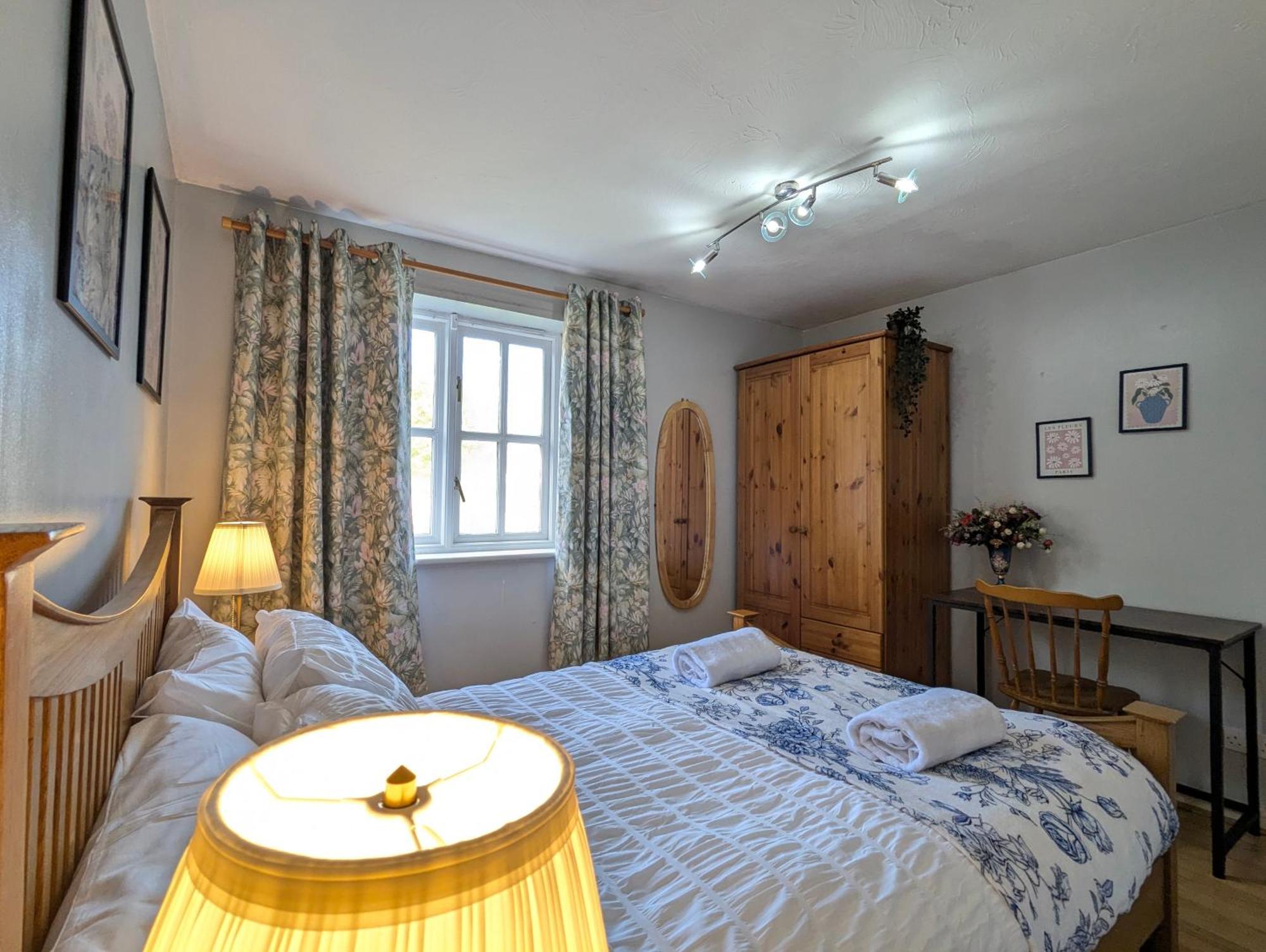 Vintage 2-bed Centre Gem Free Parking Apartment *