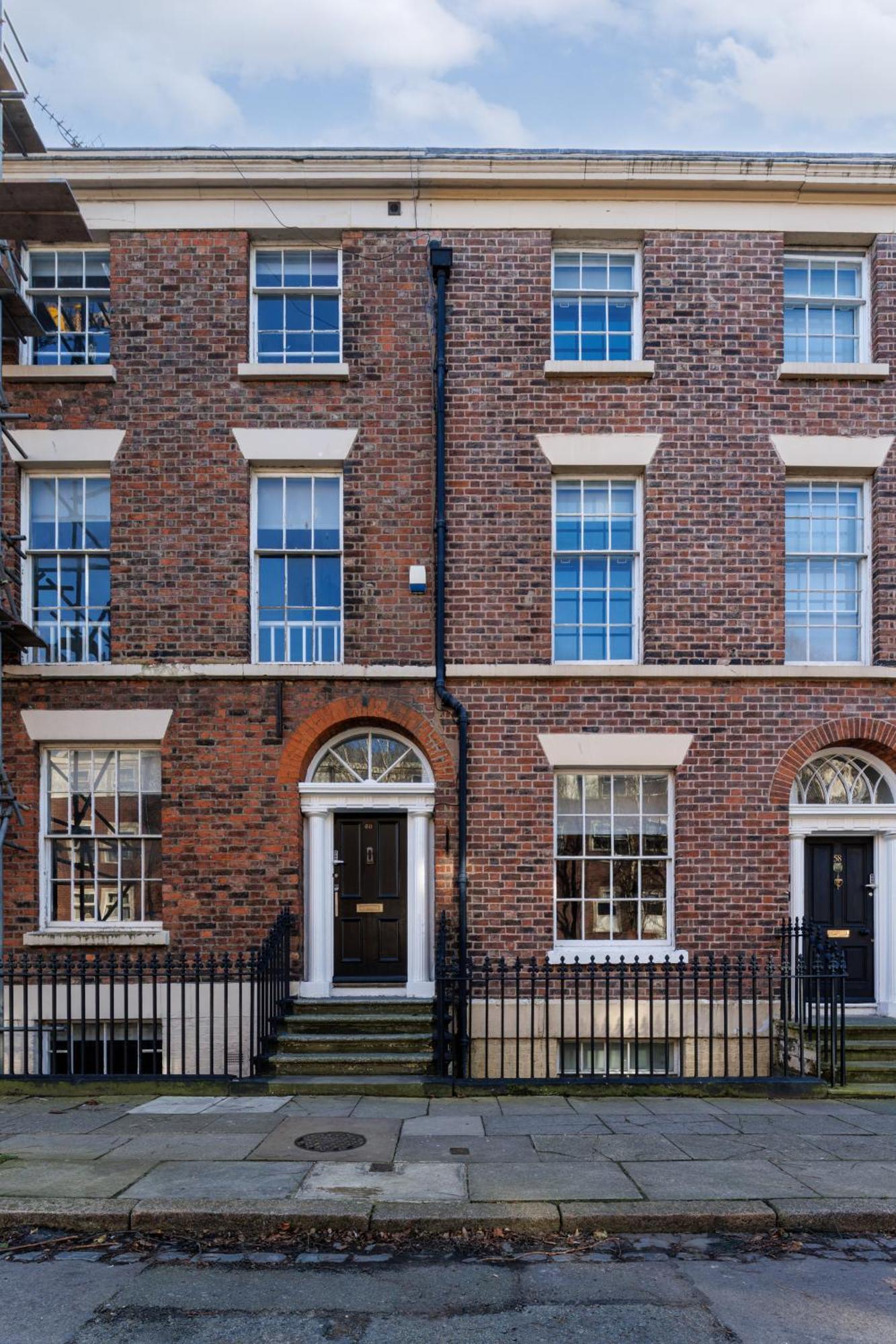 Flatzy - Centre Mansion 2, Sleeps 22, 4 Baths Holiday home *