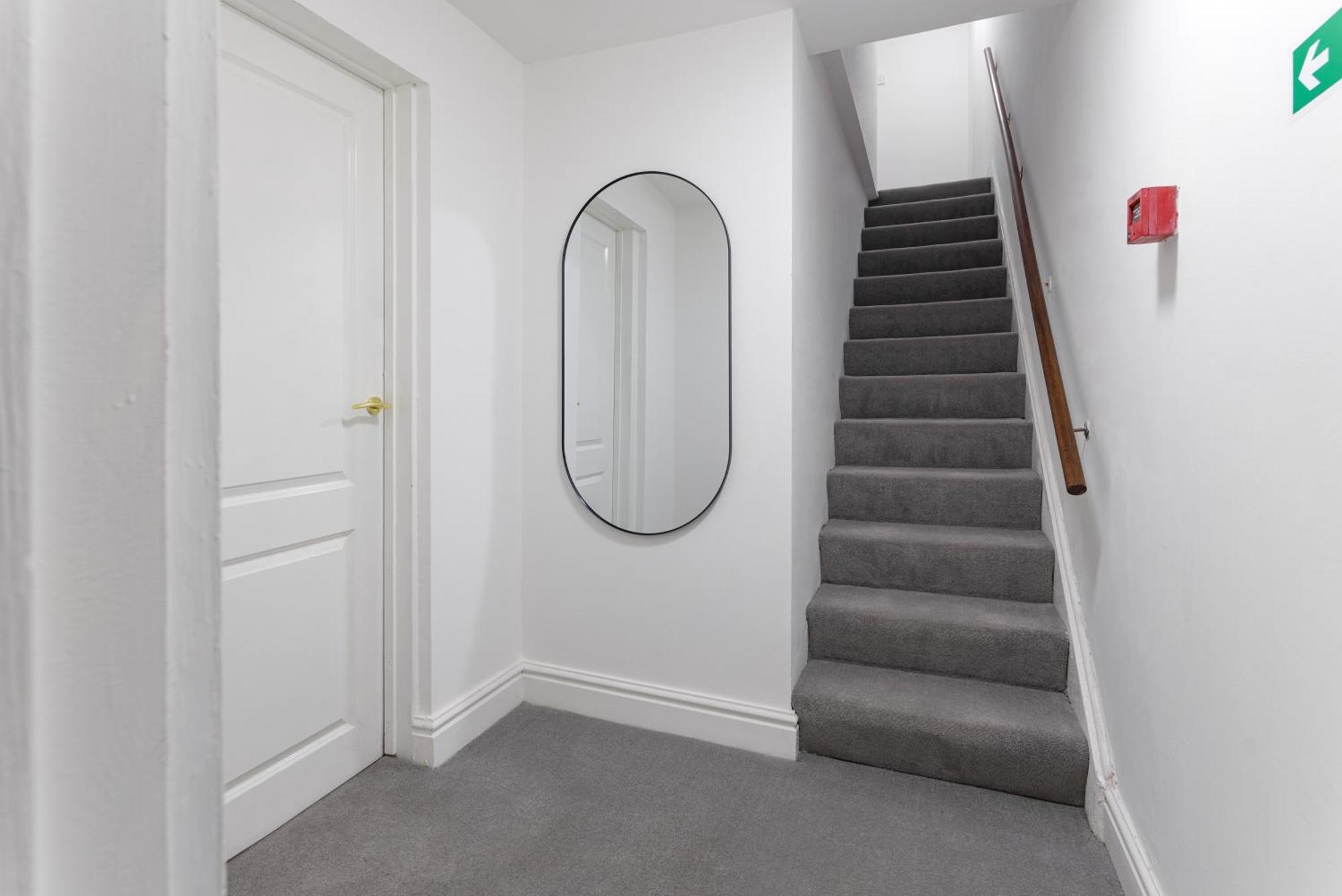 Flatzy - Centre Mansion 2, Sleeps 22, 4 Baths Holiday home